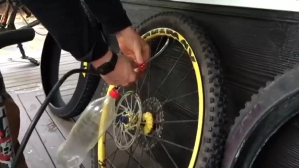 Gonfler un tubeless façon Joe Barnes