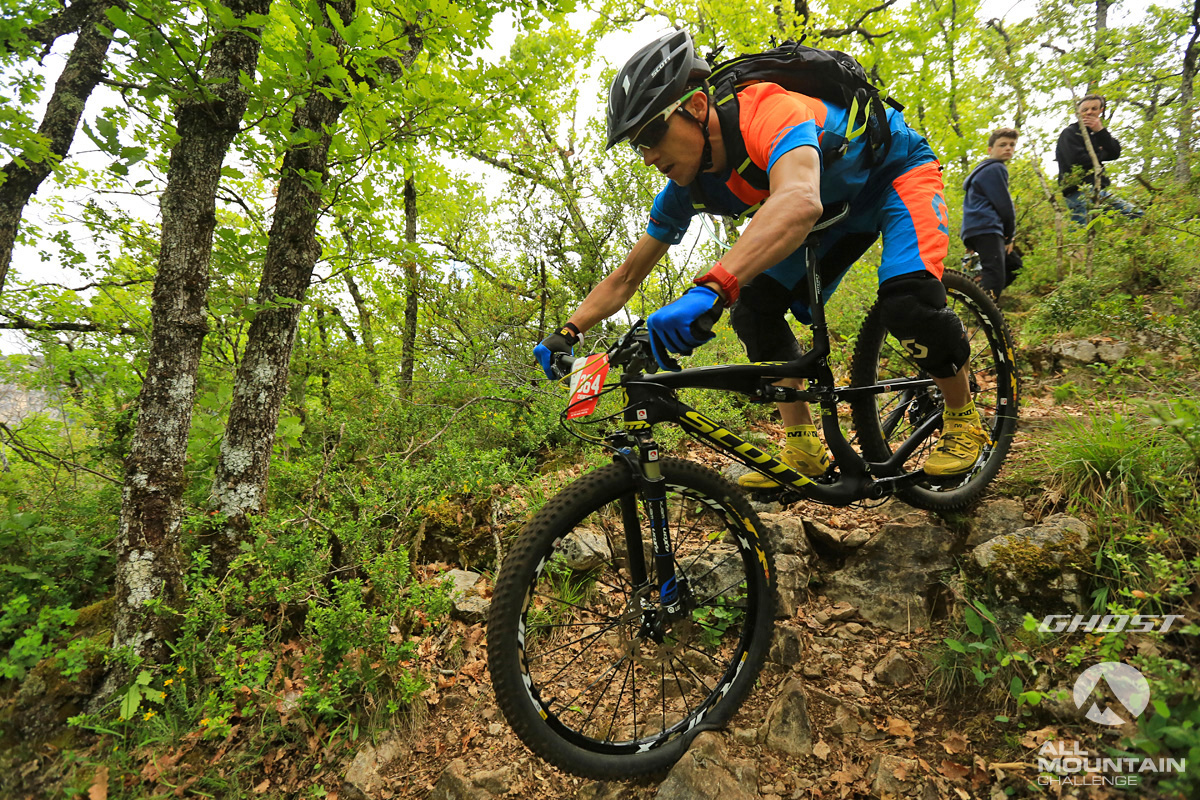 Beau passage d’Alexis Chenevier, qui a fait le choix de se passer d’une tige de selle télescopique, y compris pour l’enduro. Ce gars n’est pas humain !