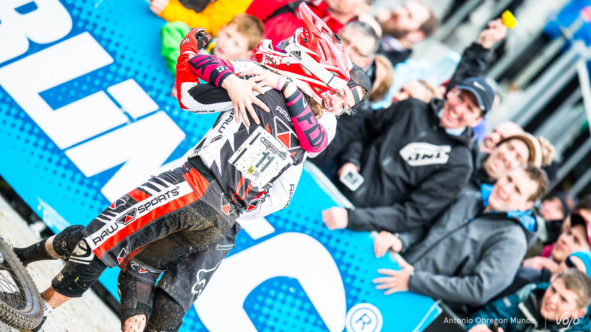 Fort_William_UCI_World_Cup_DH_2015_(finals_Femmes)_(TahneeSeagraves_KatyCurd)_Copyright_Antonio_Obregon_VojoMag-4