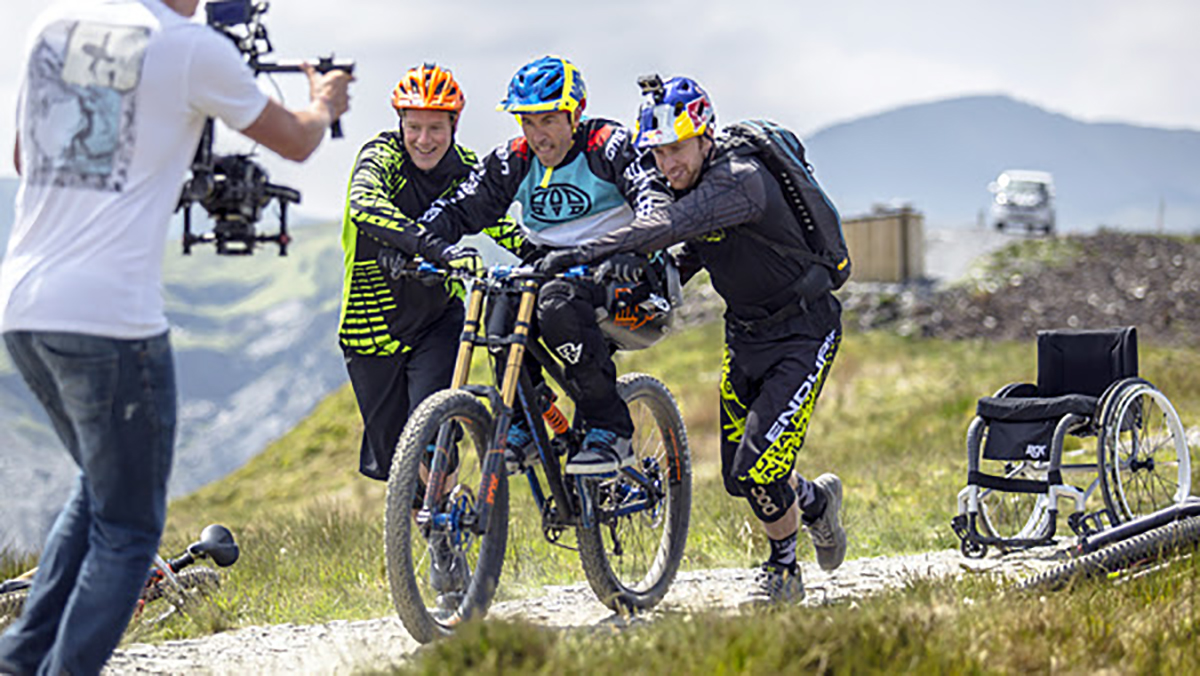 Paralysé, Martyn Ashton remonte sur un vélo !