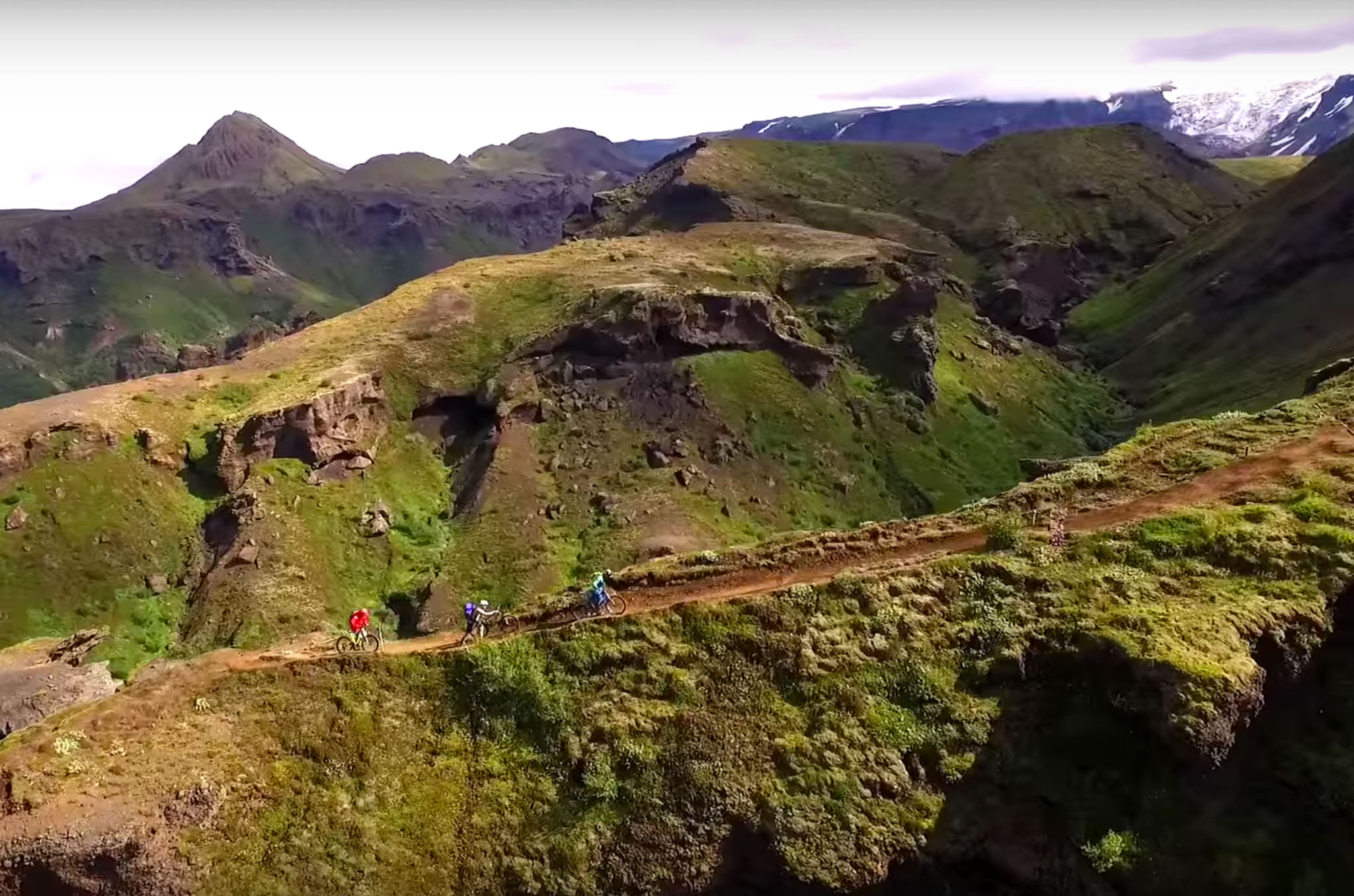 Steve Peat et Hans Rey à travers l’Islande