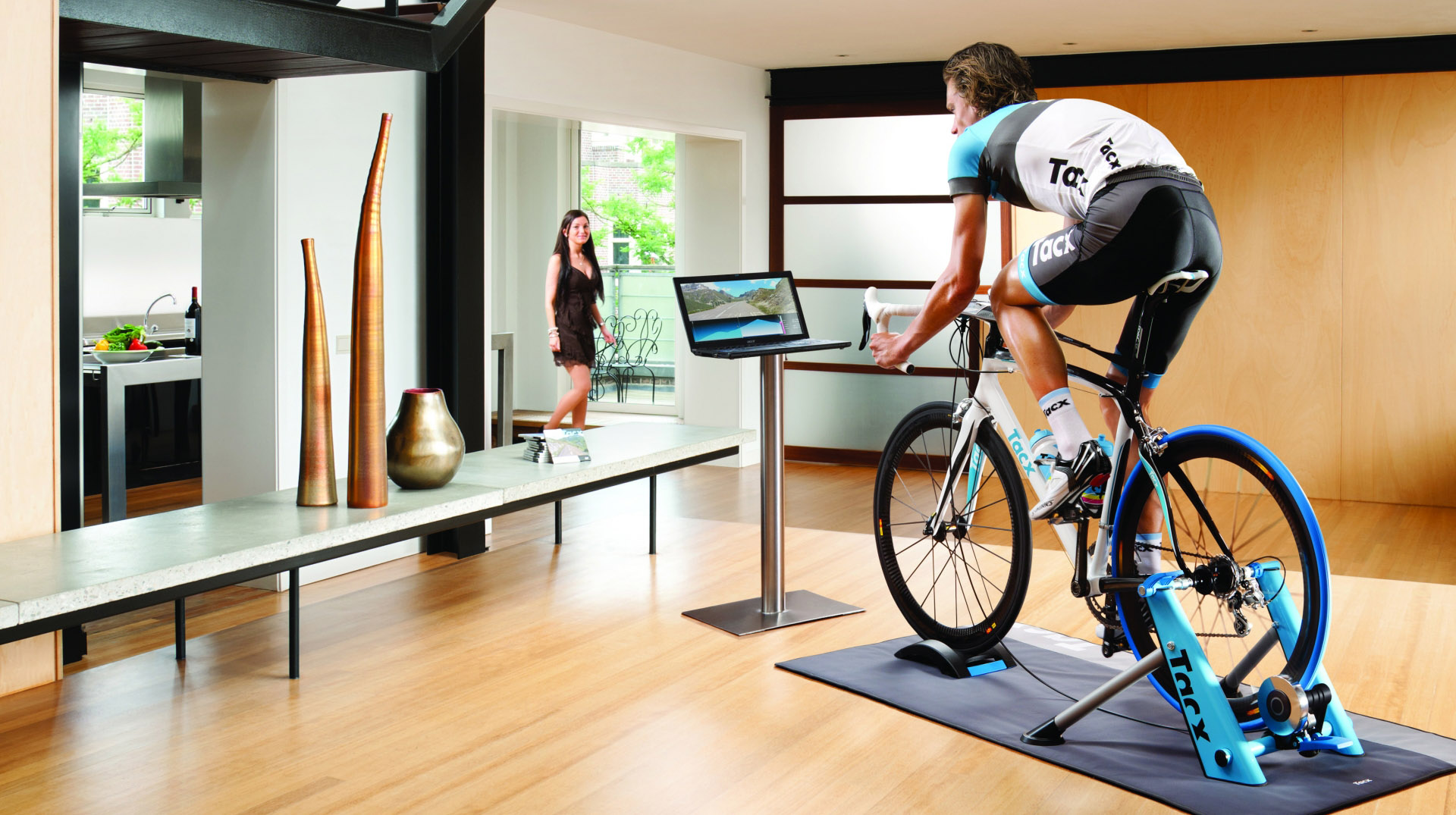 Tacx, Elite et d’autres proposent des logiciels connectés aux home-trainers de la marque. La bimbo n’est par contre pas fournie.