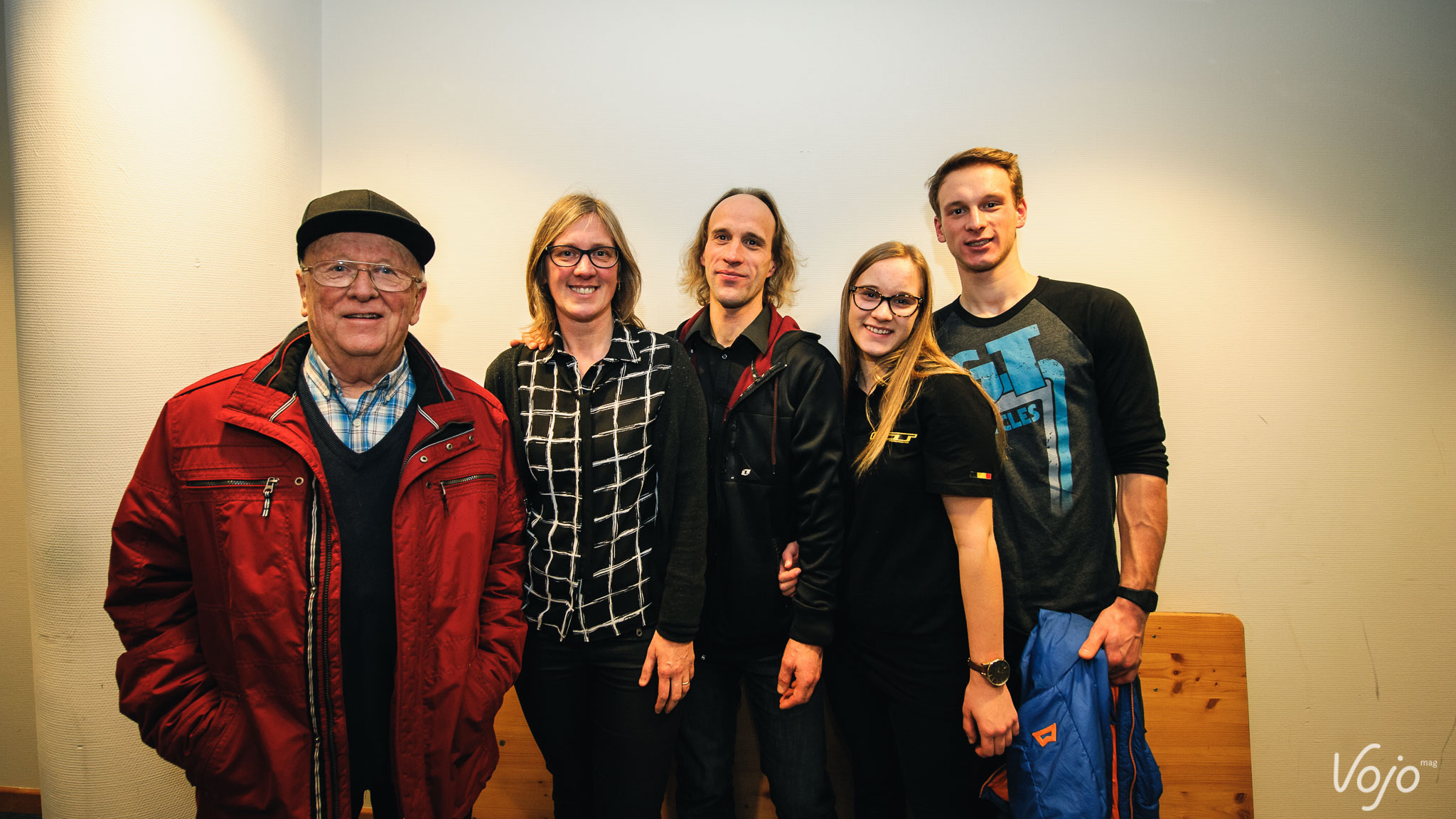 La famille Maes au grand complet, avec le grand-père, la maman, Patrick Maes, Camille (qui a fait des débuts remarqués en compétition) et le désormais célèbre Martin. Seul manque Tom, actuellement à l’étranger pour ses études.