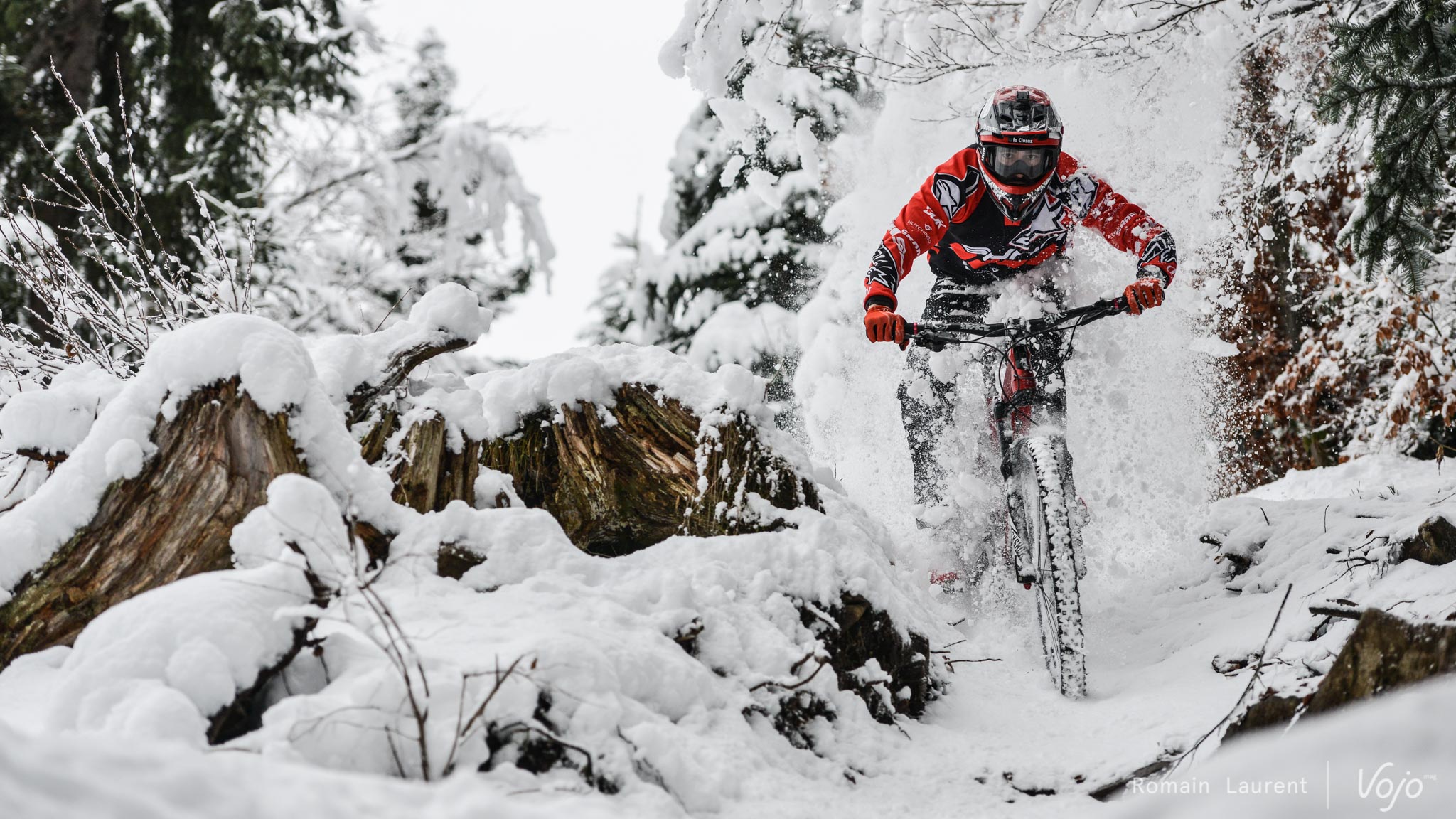 Kilian Bron a profité du séjour à La Clusaz et des premières chutes de neiges tardives mi-janvier pour tourner une vidéo dans la poudreuse. Rendez-vous très bientôt pour la sortie !