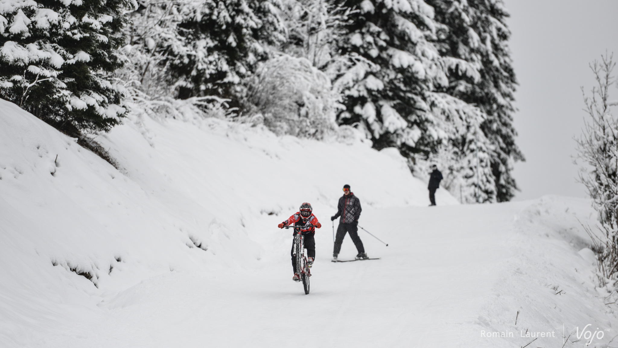 Kilian s’est même mêlé aux skieurs sur les pistes de La Clusaz pour les besoins de la vidéo…