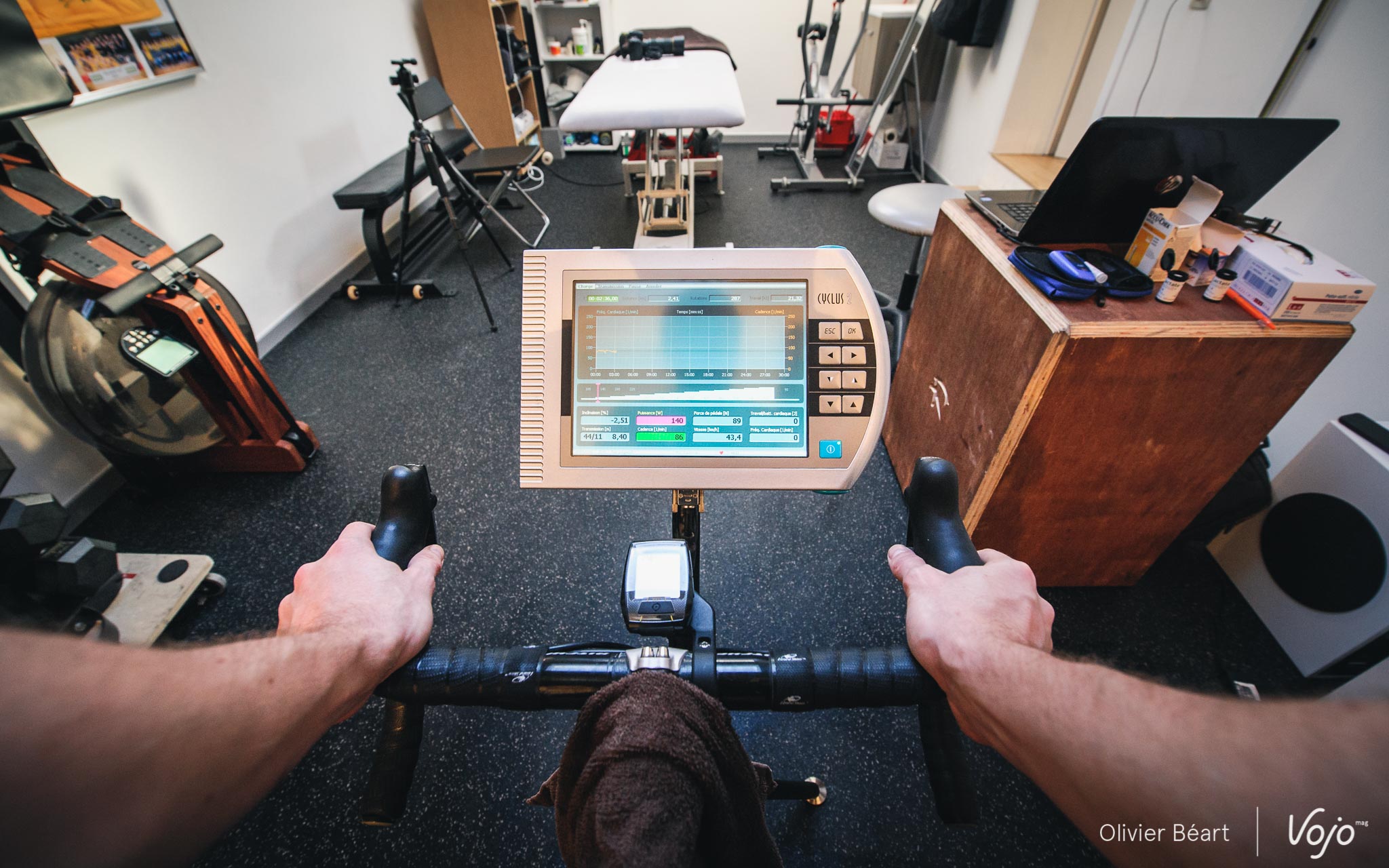 Après une phase d’échauffement, les paliers sont programmés sur l’ergomètre (ici, de 40 en 40W). Au moment de la photo, le test vient de commencer. Jusque là, tout va bien…