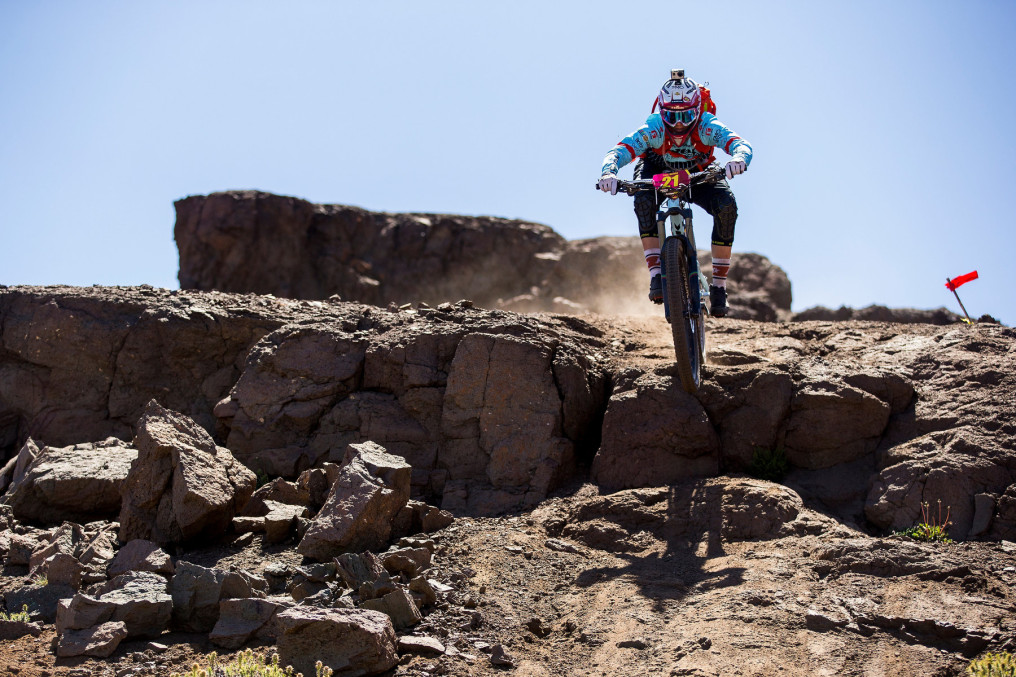 SANTIAGO, CHILE Ð 9 de Feb. 2016. La corredora escocesa Tracy Moseley, durante la primera jornada de la 3ra versin del Santa Cruz Andes Pacfico 2016. Esta competencia de Enduro en Mountain Bike tiene una duracin de 5 das y recorre Chile desde La Cordillera de los Andes a la Localidad de Matanzas en la VI regin. Sven Martin / MONTENBAIK.COM