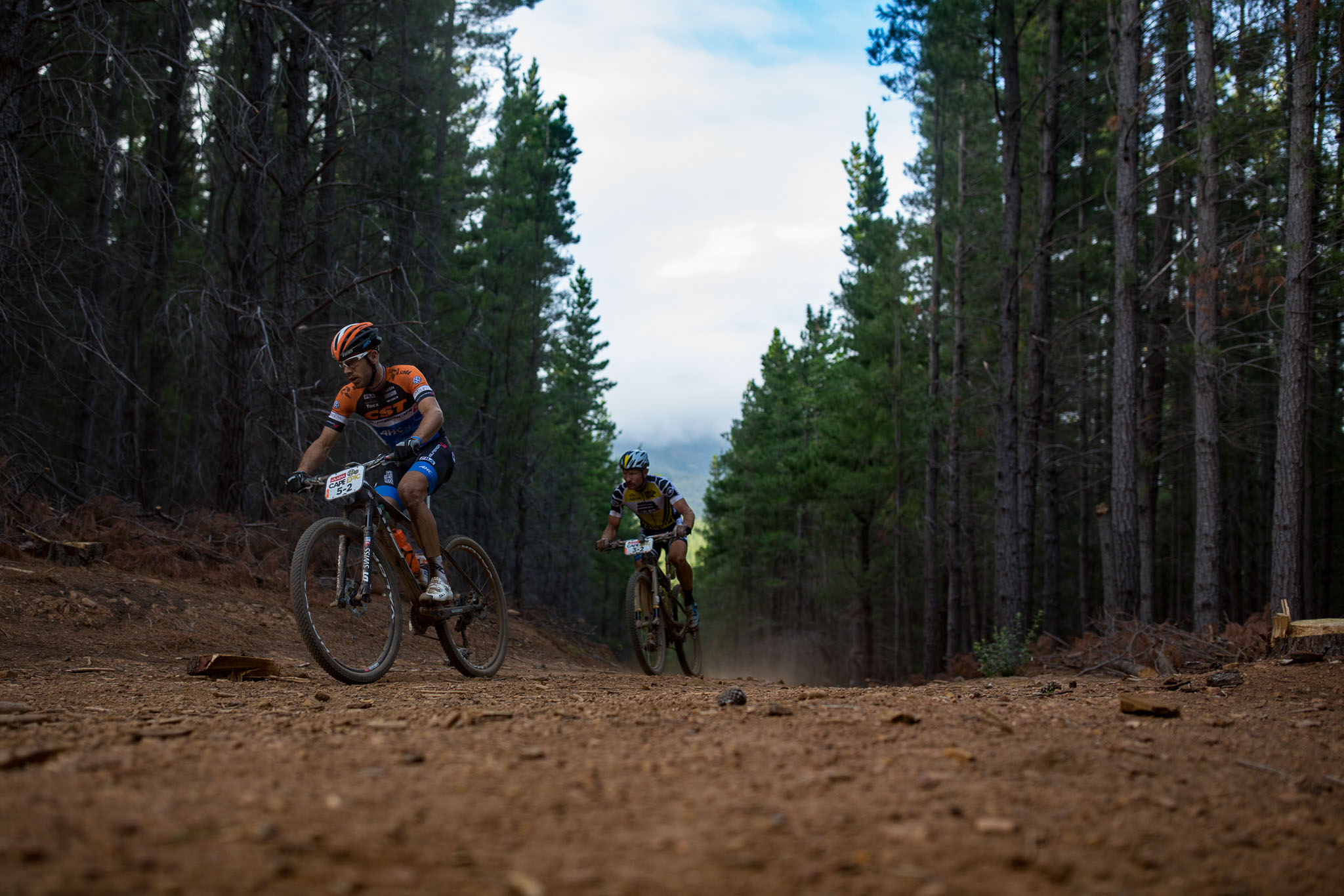 Hans Becking du team CST Superior, devant Urs Huber du team Bulls 1 – Photo by Nick Muzik/Cape Epic/SPORTZPICS