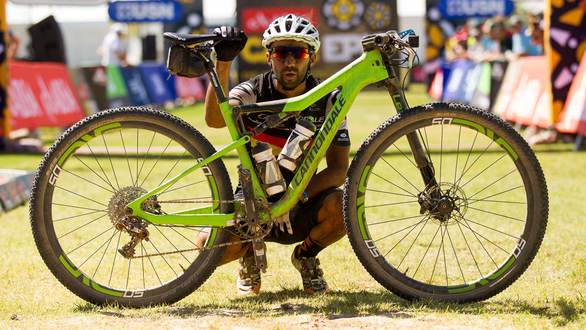 Manuel Fumic à l’arrivée du Cape Epic, où il a d’ailleurs gagné une étape. Photo : Gary Perkin/Cape Epic/SPORTZPICS