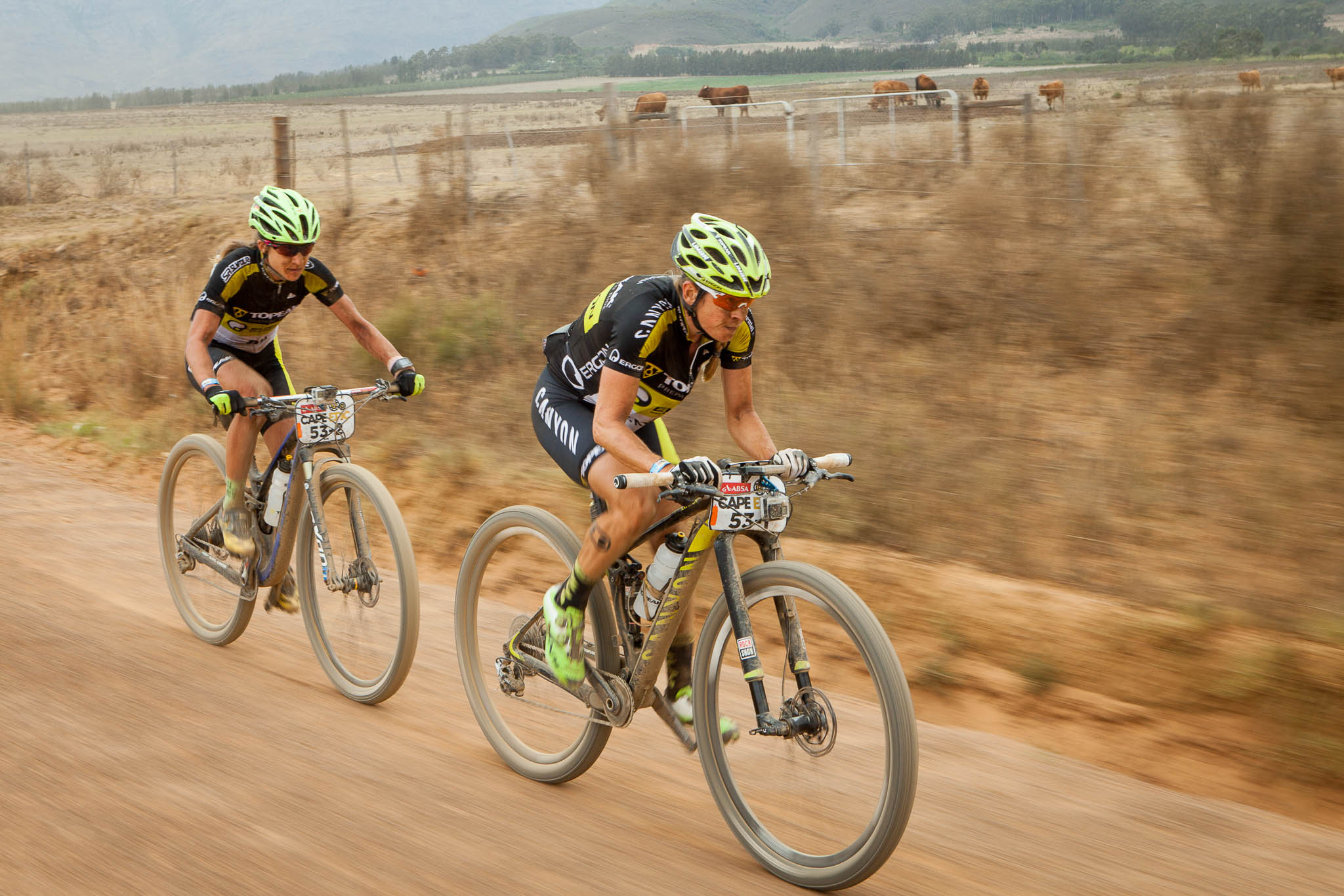 Sally Bigham (avant-plan) sur le Cape Epic 2016, avec un capteur SRM au niveau du pédalier. Photo by Sam Clark/Cape Epic/SPORTZPICS