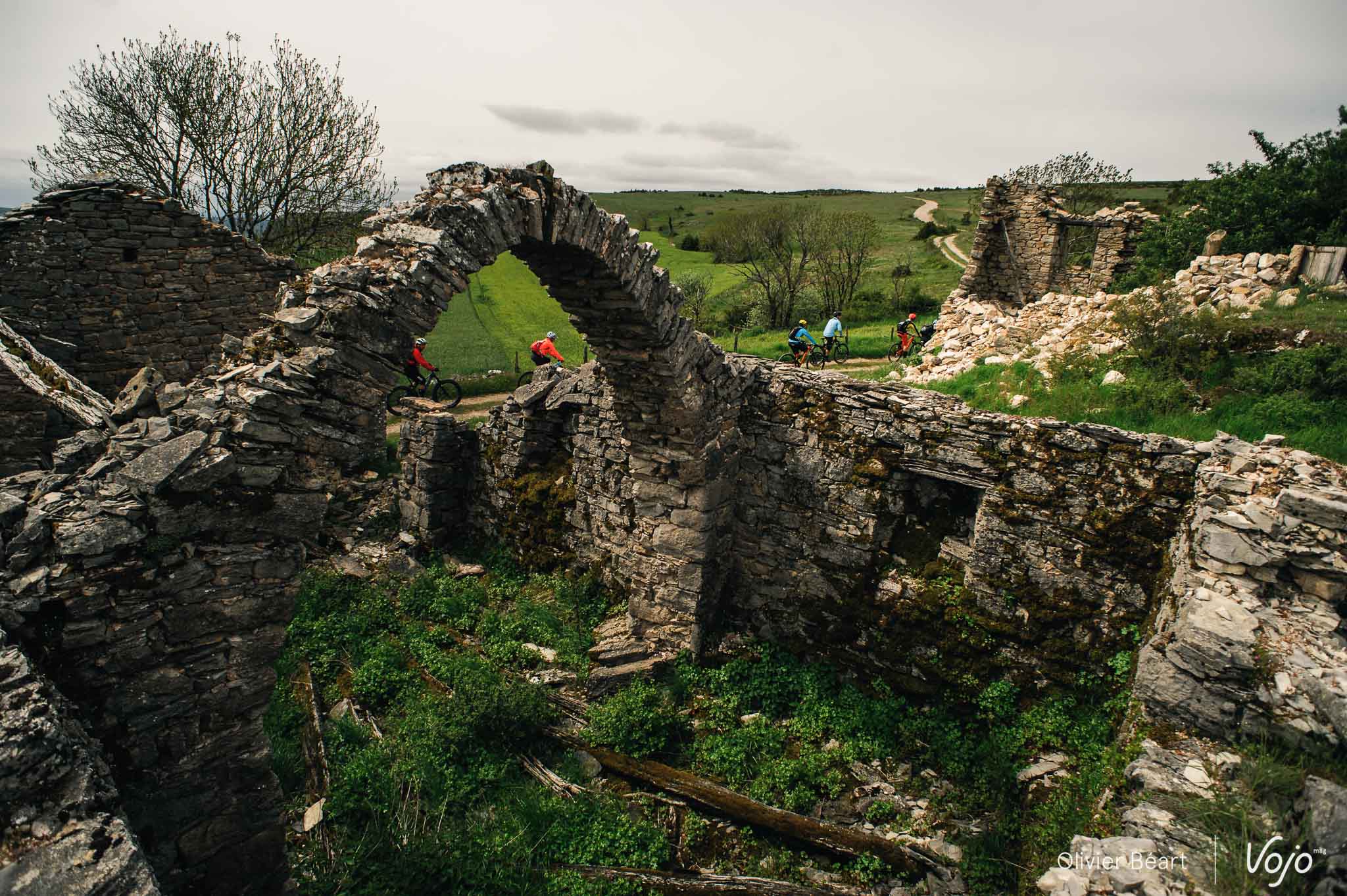 Rouler au milieu de ruines d’anciennes bergeries n’est pas rare non plus.<em> </em>