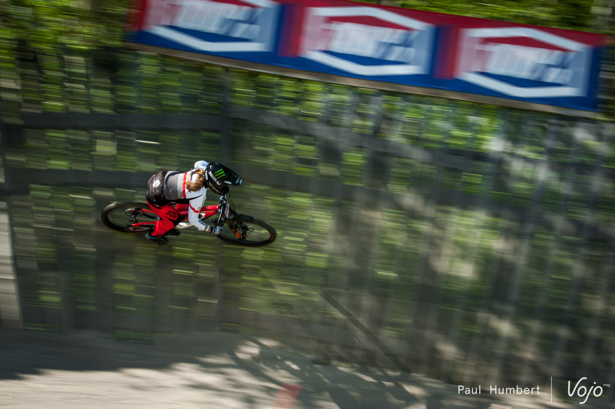 Manon Carpenter sur les fameux Wall-ride de Leogang