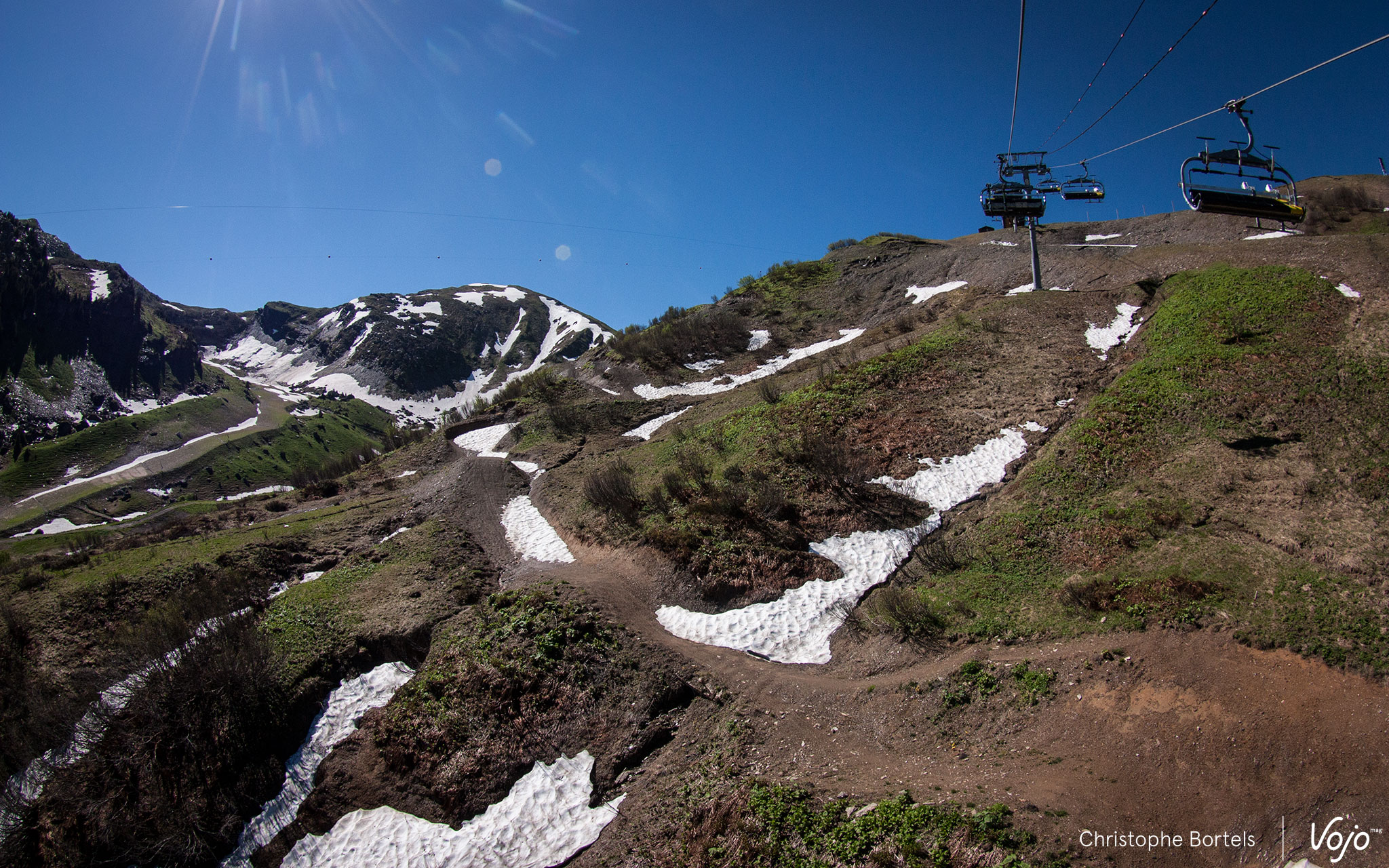 Les conditions climatiques délicates ont poussé l’organisation à modifier le parcours à certains endroits, comme ici sur le haut du bikepark de Châtel en partie enneigé.