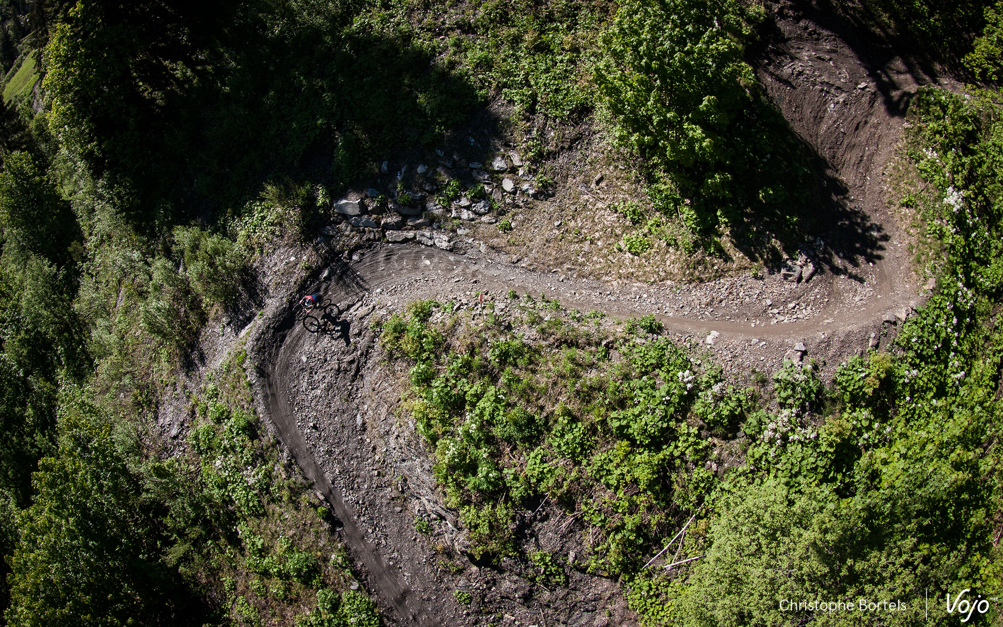 Pour ceux qui veulent se faire plaisir en descente, plusieurs variantes « DH » sont mises en place sur le parcours.