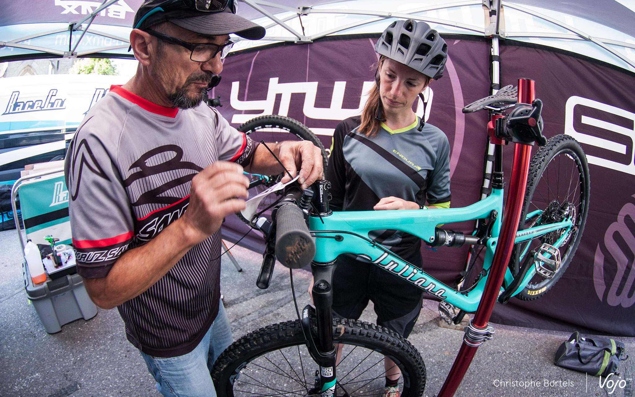 Vient ensuite le moment d’aller chercher les vélos de test, et c’est là que ça se complique ! Hormis Juliana, marque soeur de Santa Cruz, aucune marque sur le salon ne propose de vélos femmes et c’est bien dommage, car plusieurs filles étaient très intéressées par le matériel.