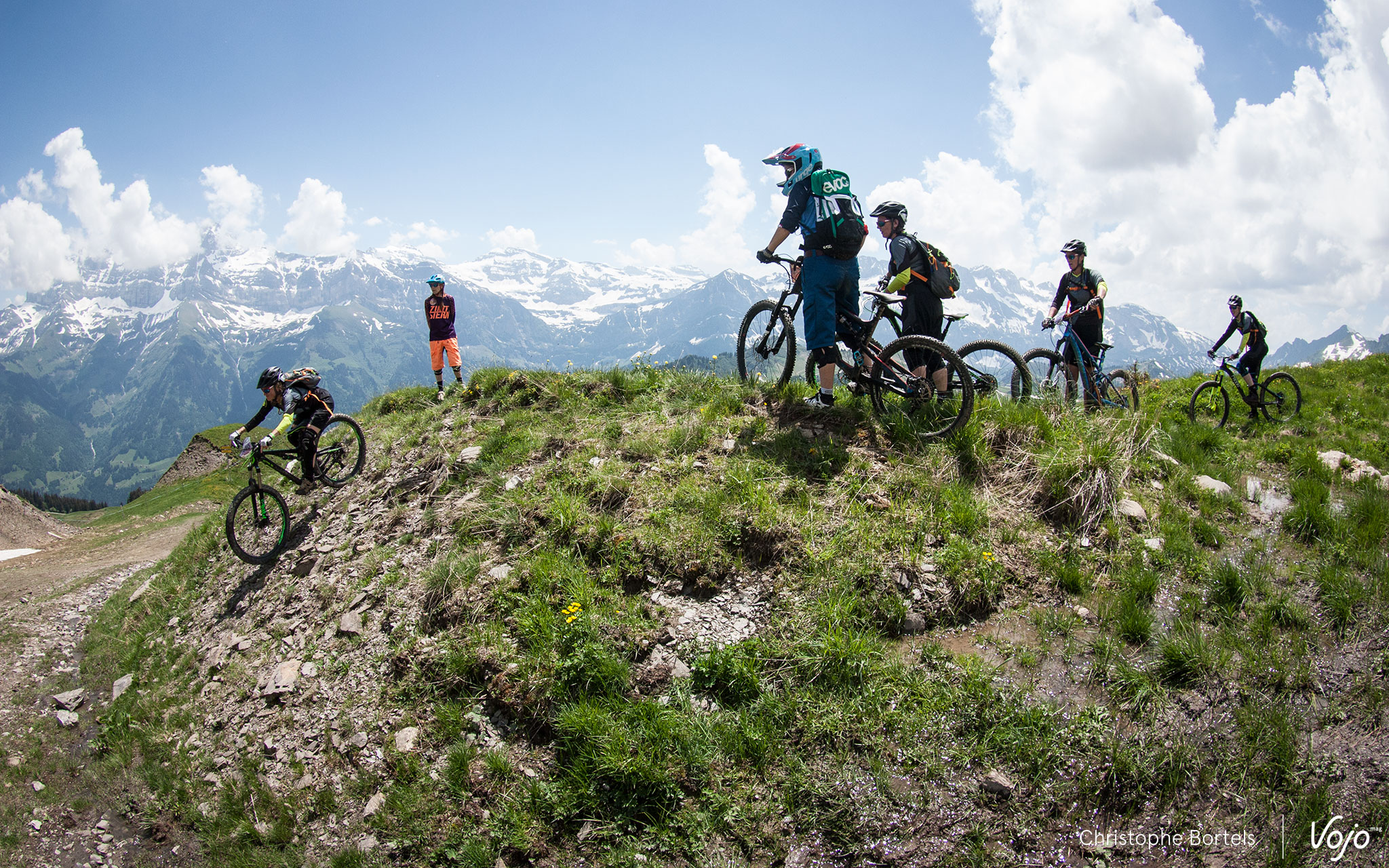 Certaines participantes n’ont presque pas d’expérience en descente et/ou en montagne, mais tout le monde essaye et s’amuse.