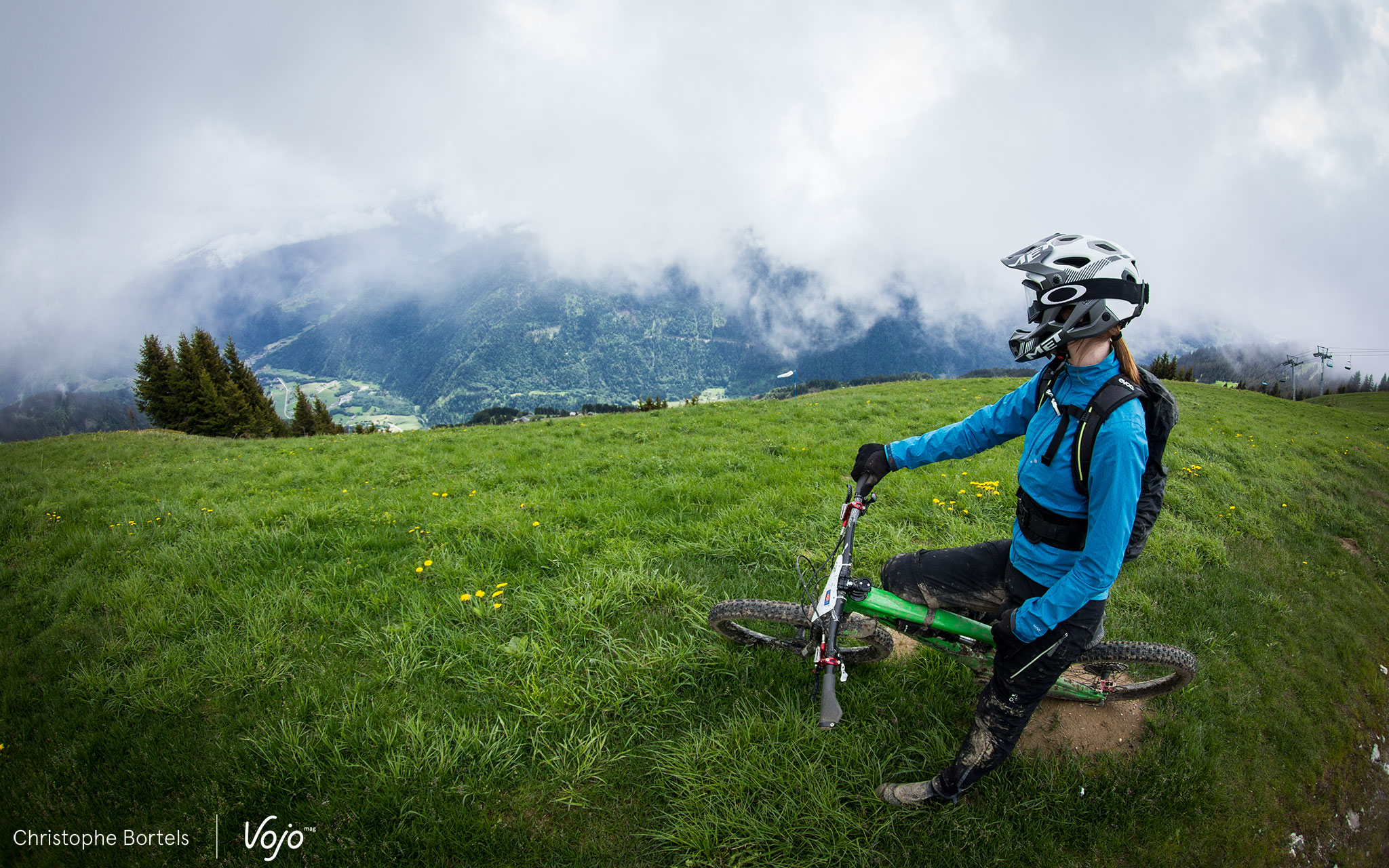 Petite pause au Mont Bisanne (1941m), lieu de dépose du deuxième secteur, pour admirer le paysage et la vallée. Mais pas trop longtemps quand même, il fait souvent froid et venteux là-haut !