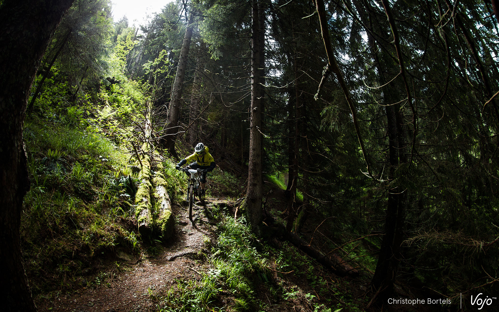 Autre précaution d’usage : si vous n’aimez pas les traces étroites agrémentées de petits passages délicats faits de roches et racines, le tout avec parfois, voire souvent, du vide à côté de vous, l’Enduro du Beaufortain n’est probablement pas fait pour vous…