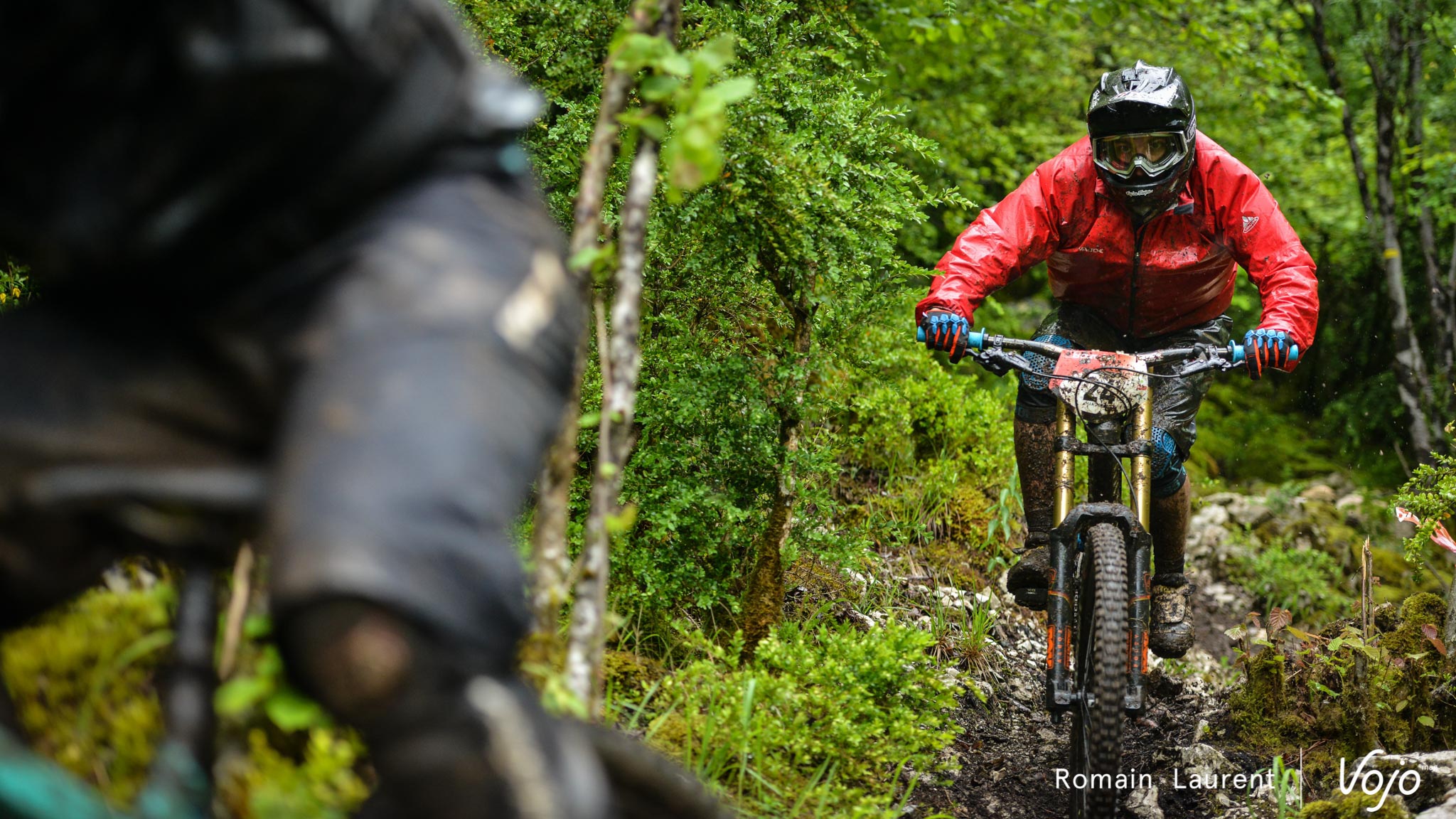 Manu en vélo de descente (Canyon Sender) sur une course d’enduro !