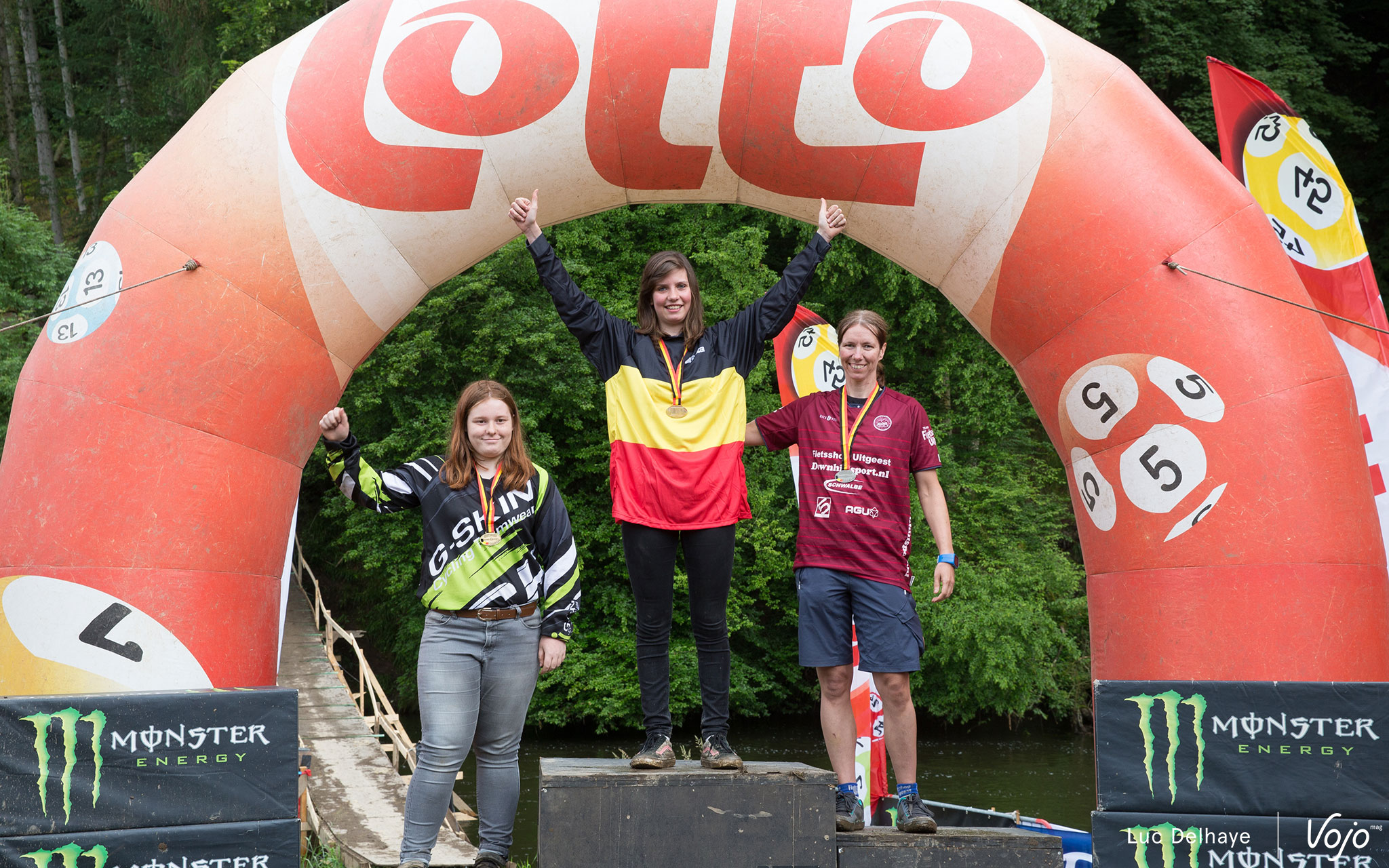 Le podium Dames : Laurence Vuylsteke, 3e, Roos op de Beeck, 1ère, et Kristien Nelen, 2e.