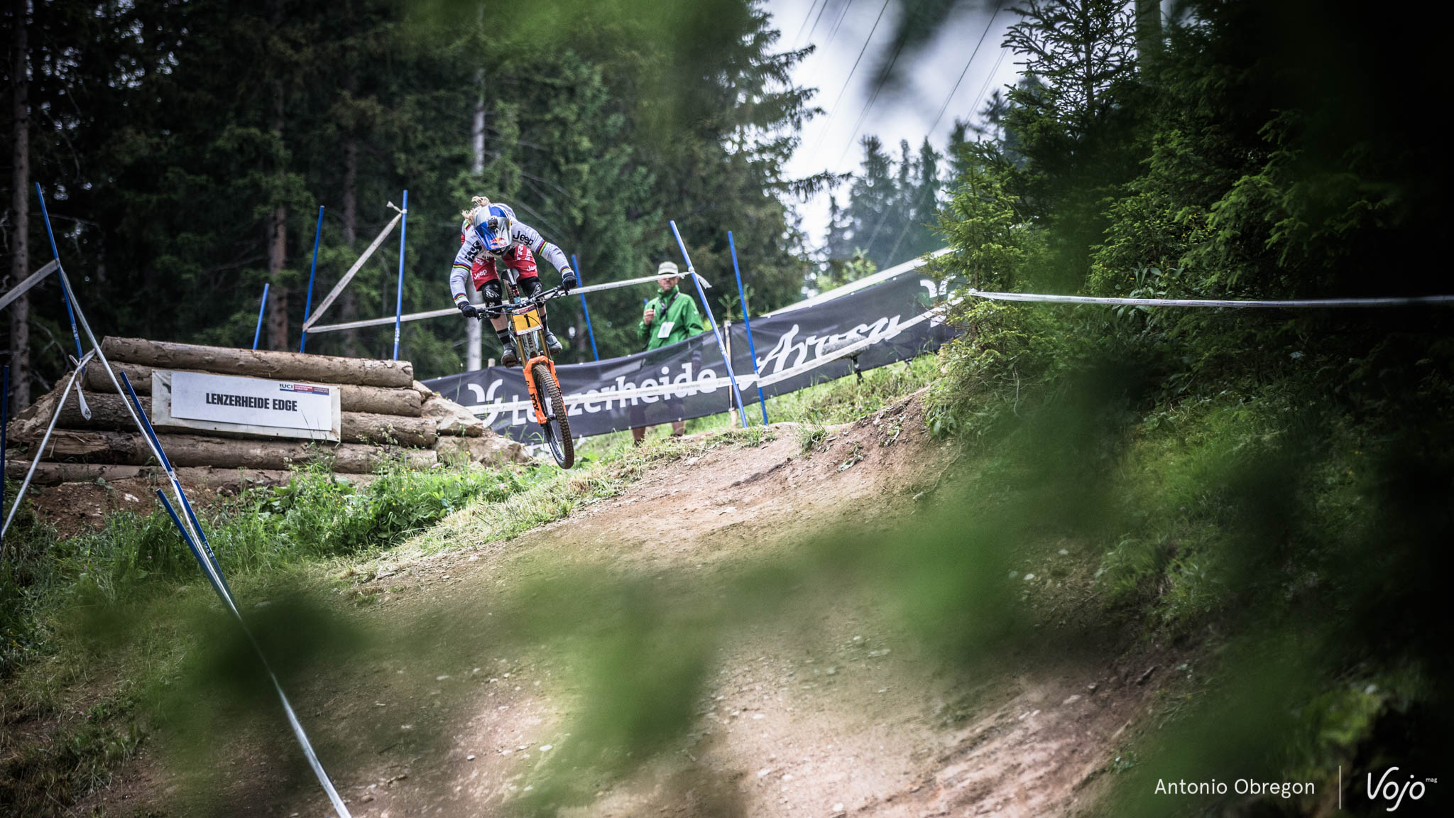 Rachel Atherton vole de record en record et vient d’aligner une… 11e victoire consécutive sur le circuit de coupe du monde ! Mais pour une fois, ça s’est joué à très peu de choses… Quoi qu’il en soit, Rachel devrait mathématiquement s’assurer la victoire au général lors de la prochaine et avant-dernière manche dans un mois.