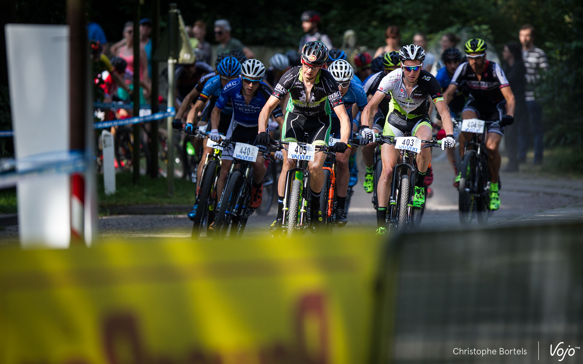 Un premier écrémage a bien eu lieu dans le Bois des Rêves et c’est un groupe de huit coureurs qui entame, en tête, la boucle de 48km qu’il faudra faire deux fois, en repassant toutefois à nouveau par la très exigeante boucle XC de 3km.