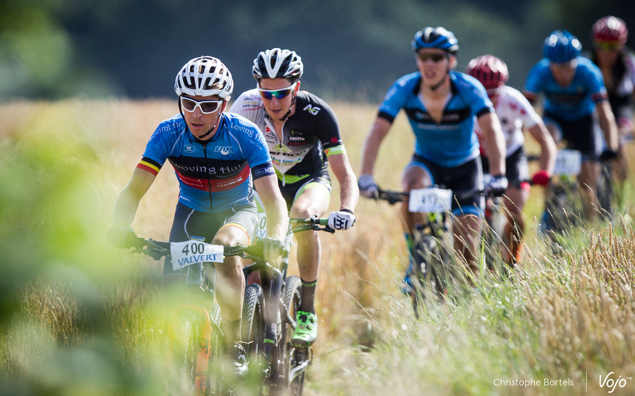 … mais les poursuivants ne sont qu’à quelques secondes ! Sur un parcours globalement très roulant et fort sec, ça roule très vite en ce début de course.