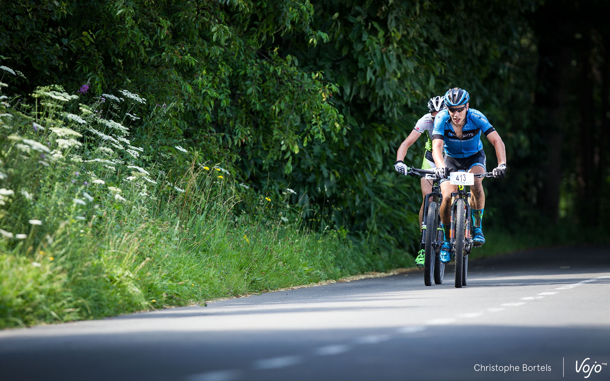 Eh bien oui ! Alors qu’on revient vers le Bois des Rêves pour une deuxième fois affronter le circuit XC, on retrouve Bart de Vocht et… Sébastien Carabin en tête !