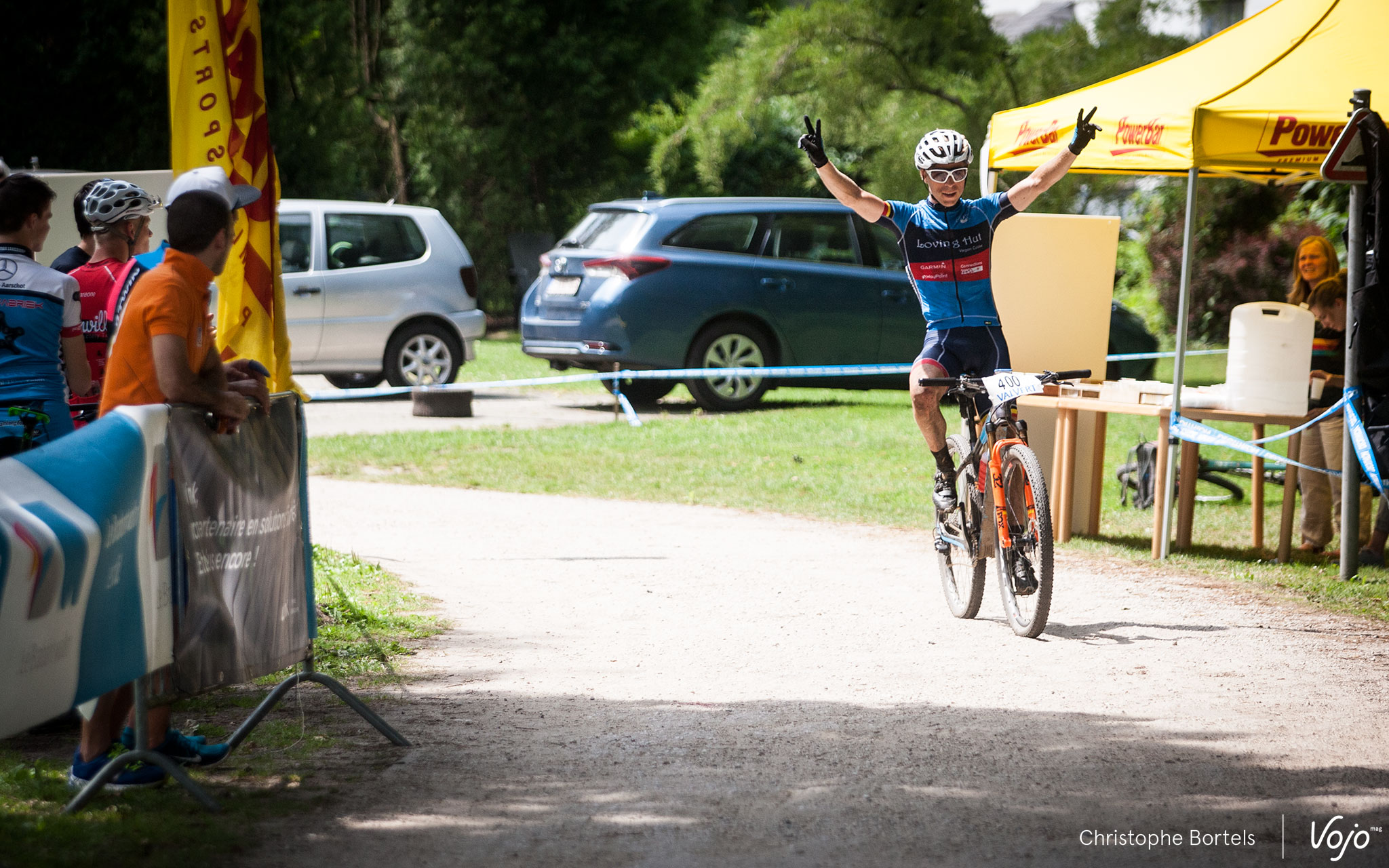 Mais alors qu’on s’attend à voir Sébastien Carabin passer la ligne d’arrivée les bras levés, c’est Frans Claes qui apparaît et vient décrocher son deuxième titre de champion de Belgique consécutif !