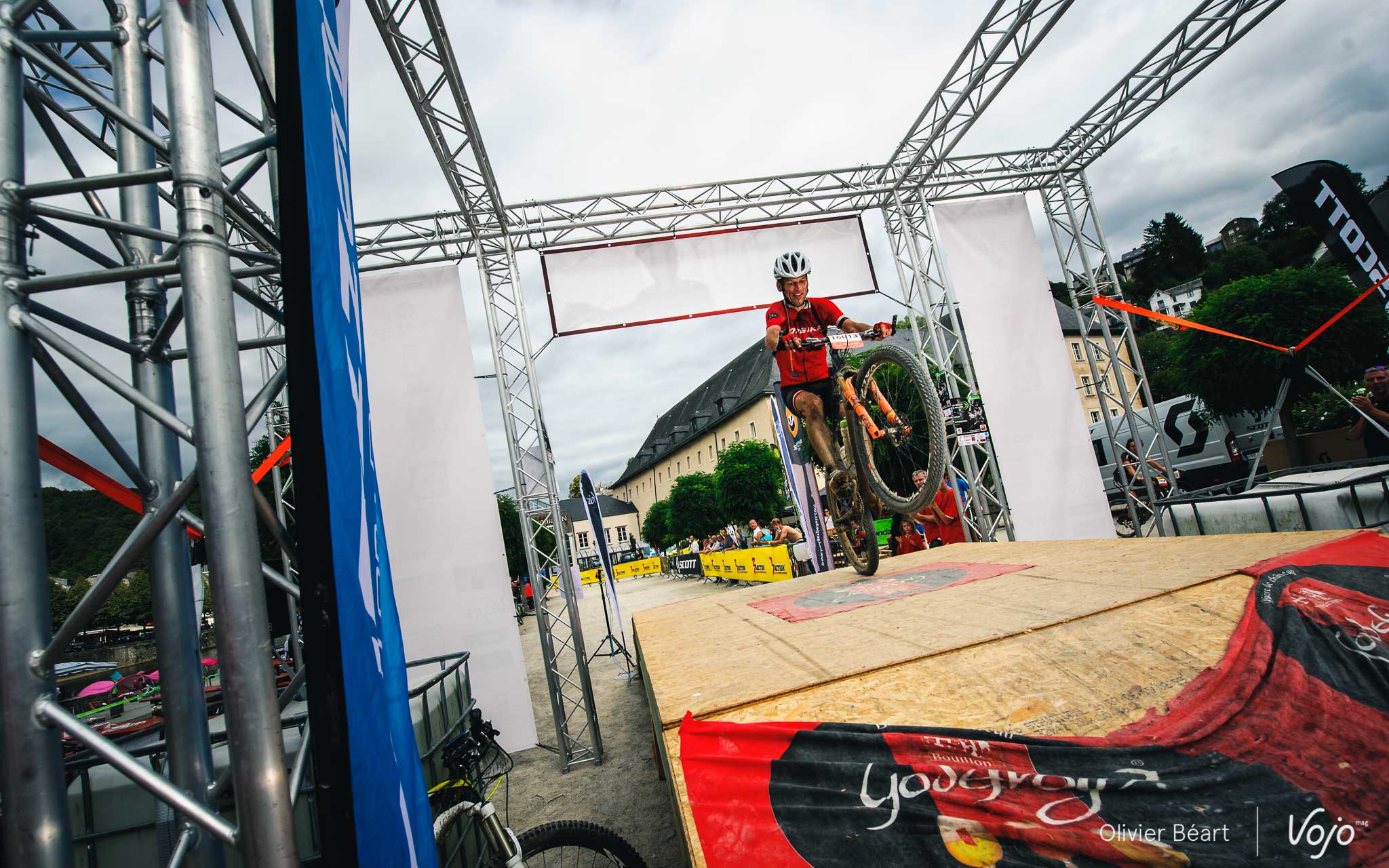 Après 7h53 d’effort, Ken Van Den Bulke passe la ligne d’arrivée en trouvant encore la force de faire un wheeling (un peu hasardeux) et avec un grand sourire. Il remporte la distance mythique de cette édition des 20 ans du Grand Raid Godefroy !