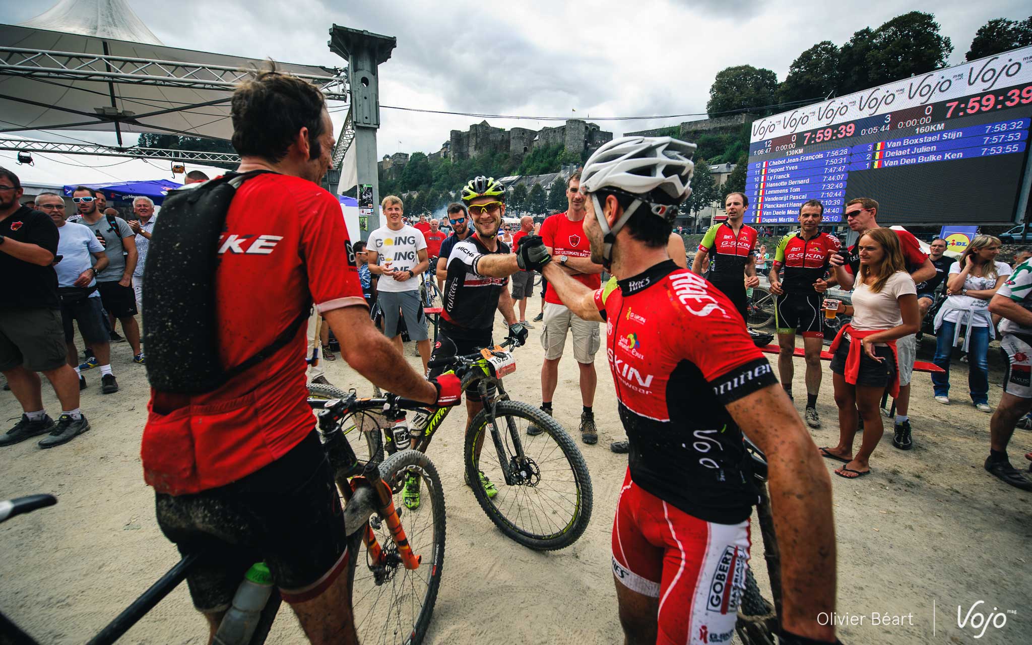 Peu après lui, c’est Julien Delaet qui pointe le bout de son casque. Comme on s’y attendait, il a trouvé les forces nécessaires pour placer une dernière accélération sur la fin et remonter Stijn Van Boxstael. Clément Fernandez passe la ligne en 4e position avec à peine plus d’une minute de retard. Les quatre premiers se tiennent en seulement 6 minutes après 8h d’effort, c’est dire !