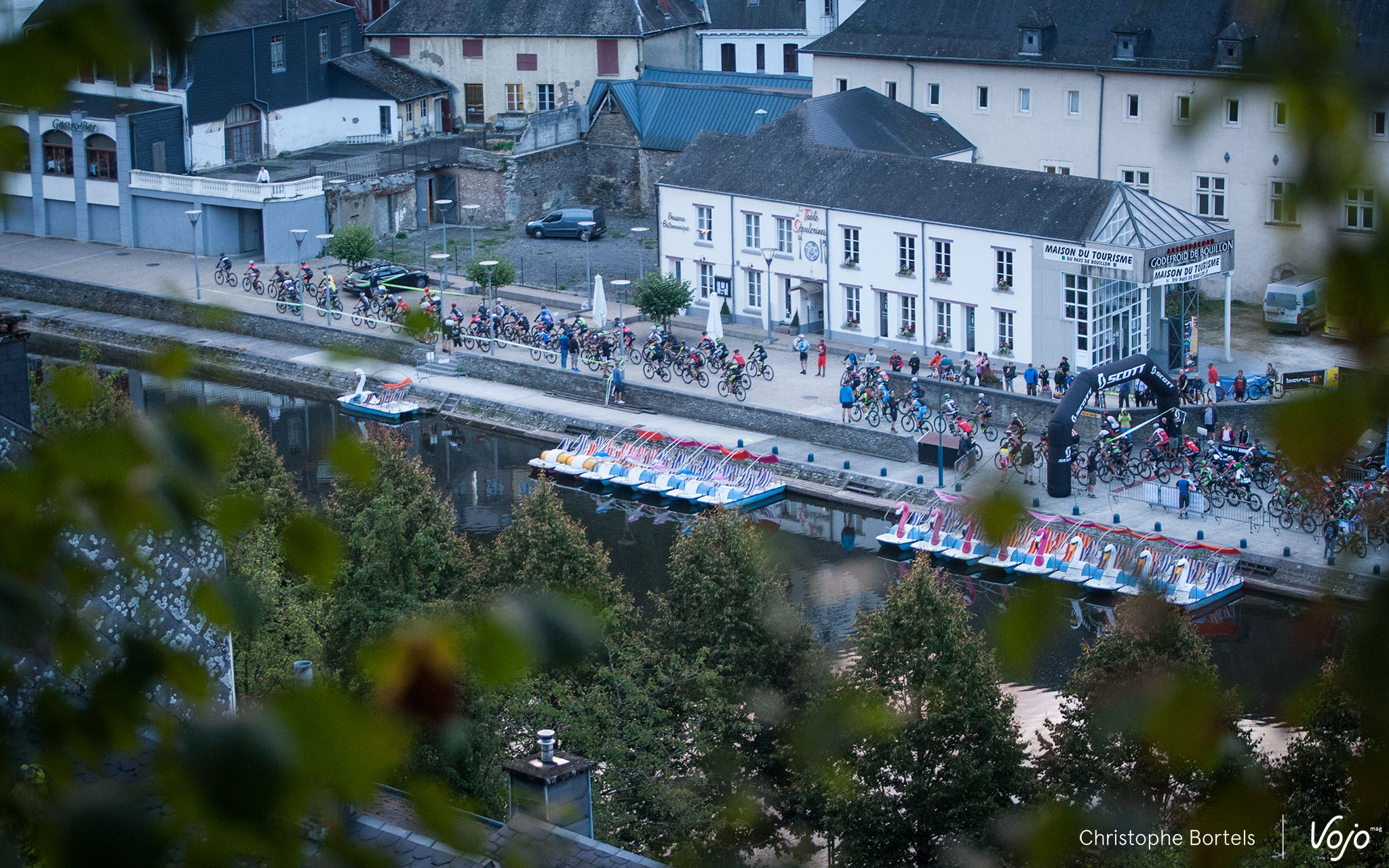 7h16 : c’est parti ! Les 88 fadas inscrits sur le 160km, la plus longue distance de ce Grand Raid Godefroy, prennent le départ. Ils sont accompagnés de ceux du 130, au nombre de 66. Les 90, 70 et 45km partiront plus tard.