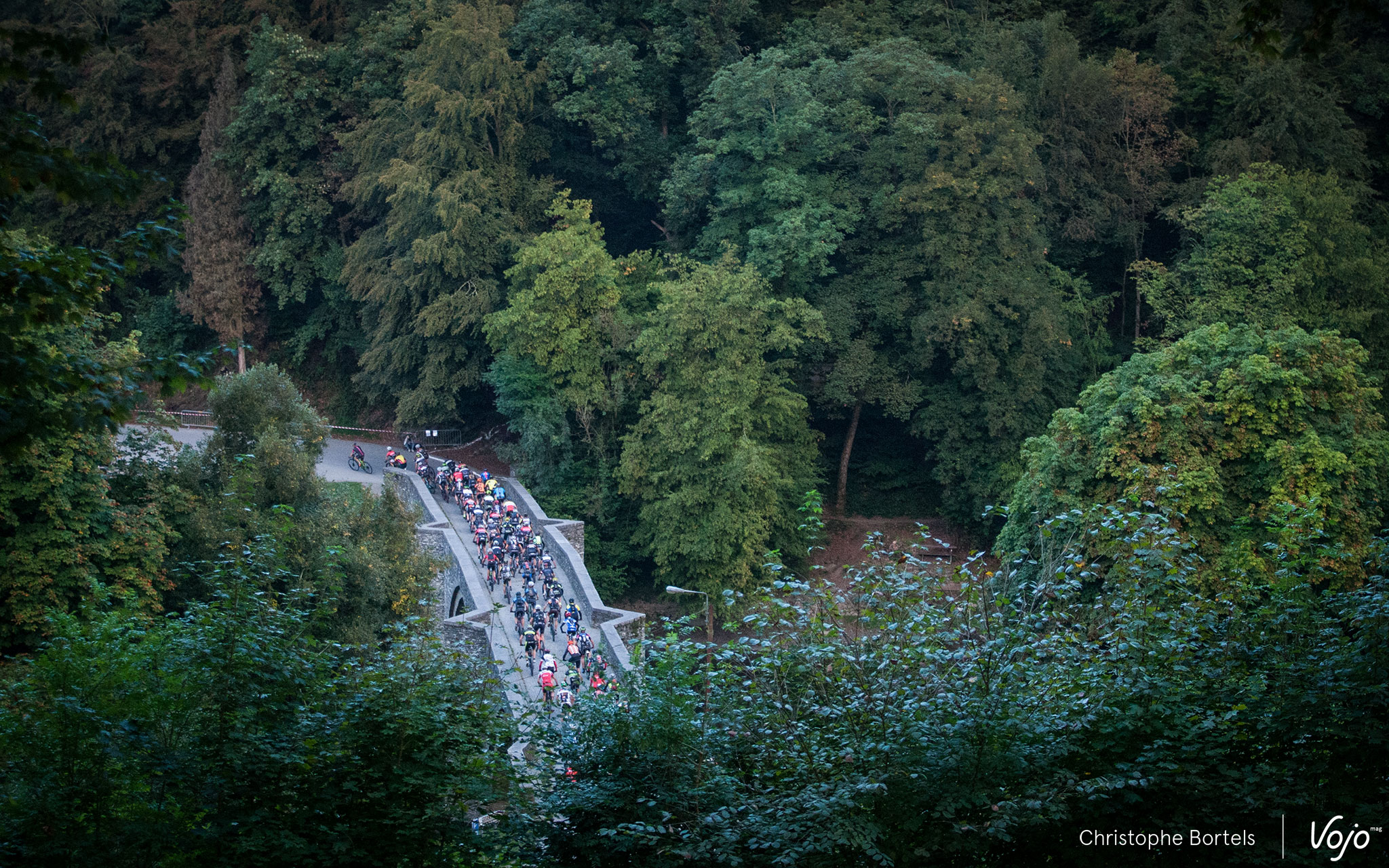 Les coureurs quittent la ville de Bouillon. C’est le début d’une très longue journée !