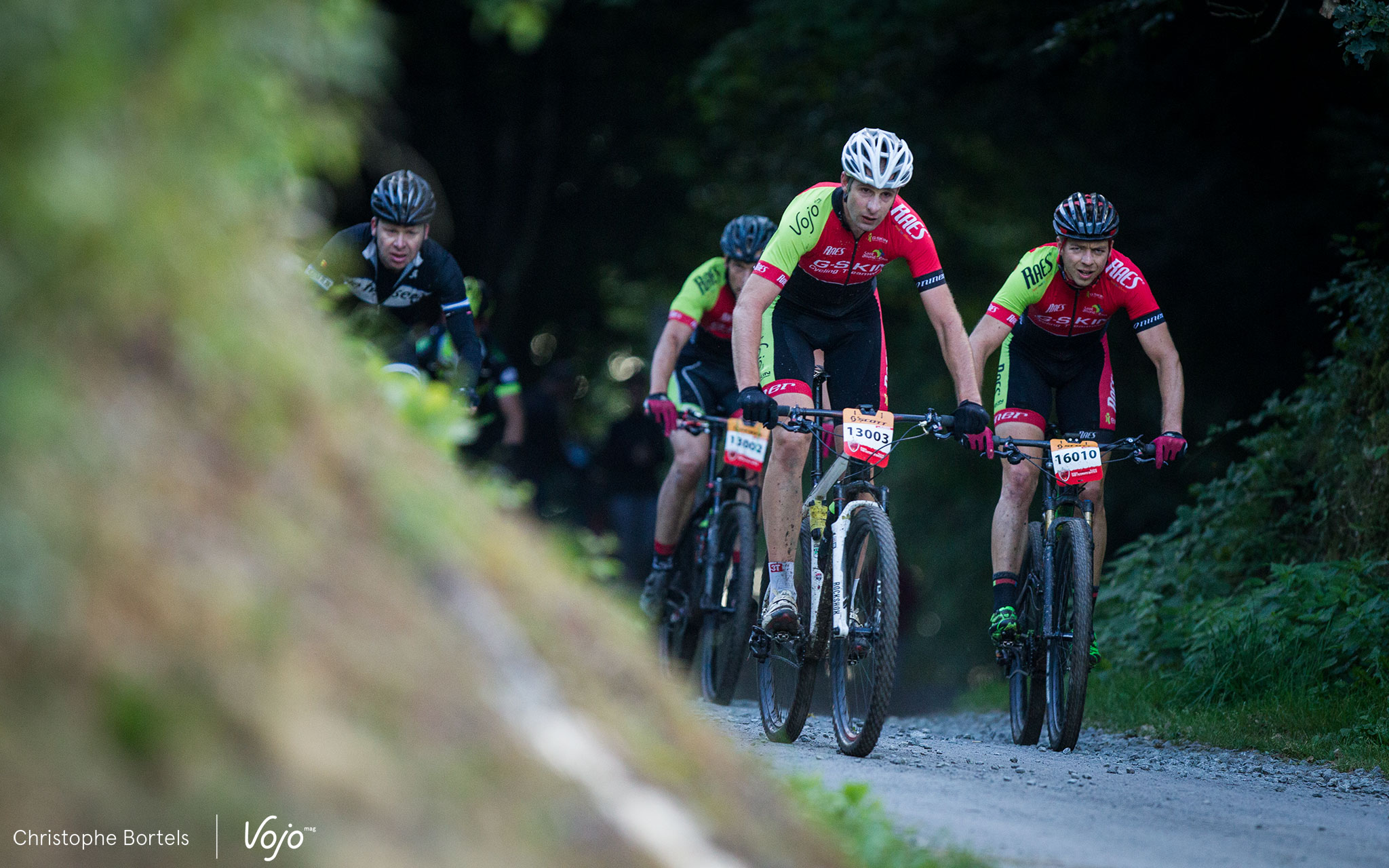 Au premier ravitaillement : petite surprise ! Ce sont trois coureurs du team Raes, dont notre reporter/marathonien Martin Dupuis (inscrit sur le 130km, qu’il terminera 4e), ainsi que Wim Tollenaere (en arrière-plan… il en est à sa 10e participation au 160km !) qui pointent aux avant-postes à proximité du premier ravitaillement. Tous les quatre sont de très bons marathoniens, mais on ne les attendait pas en tête. Et pour cause : le groupe des favoris a loupé une flèche et s’est offert une petite boucle supplémentaire !