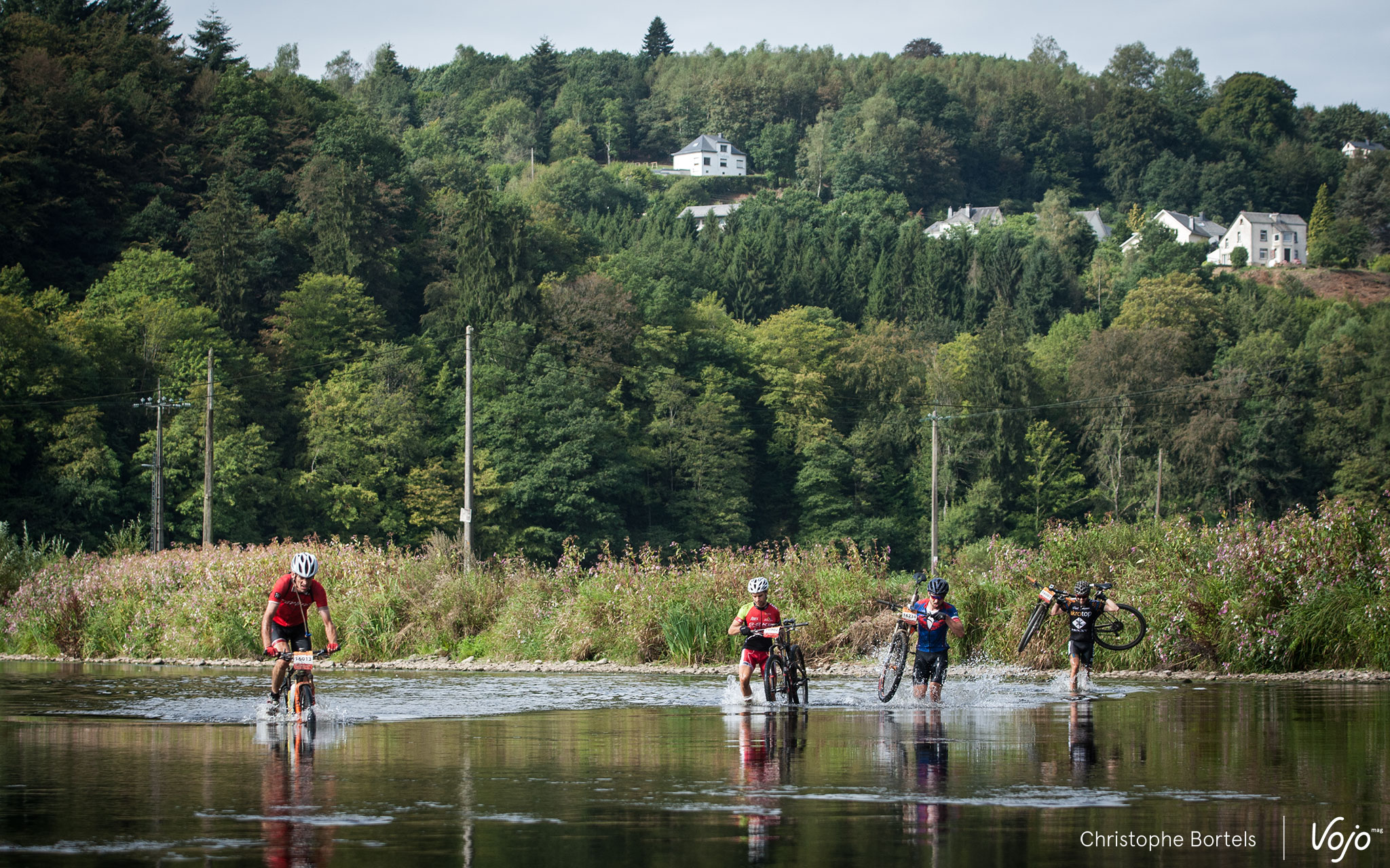 A la sortie de Bouillon, les quatre hommes de tête doivent affronter un impressionnant passage à gué. L’occasion d’apprécier les différentes techniques de traversée ! Un bon test pour les roulements du vélo de Ken…