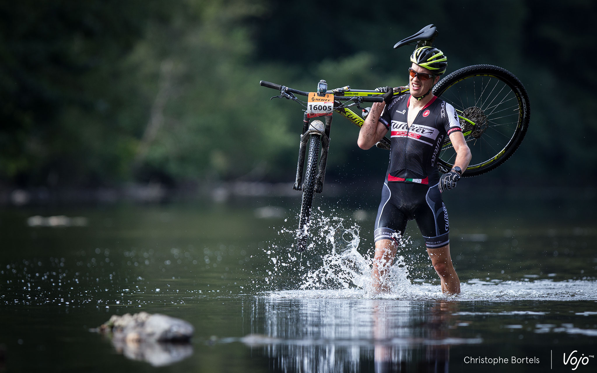 Son co-équipier Philip Van Hemelen, qui pointe à une minute, est lui aussi contraint de porter le vélo.