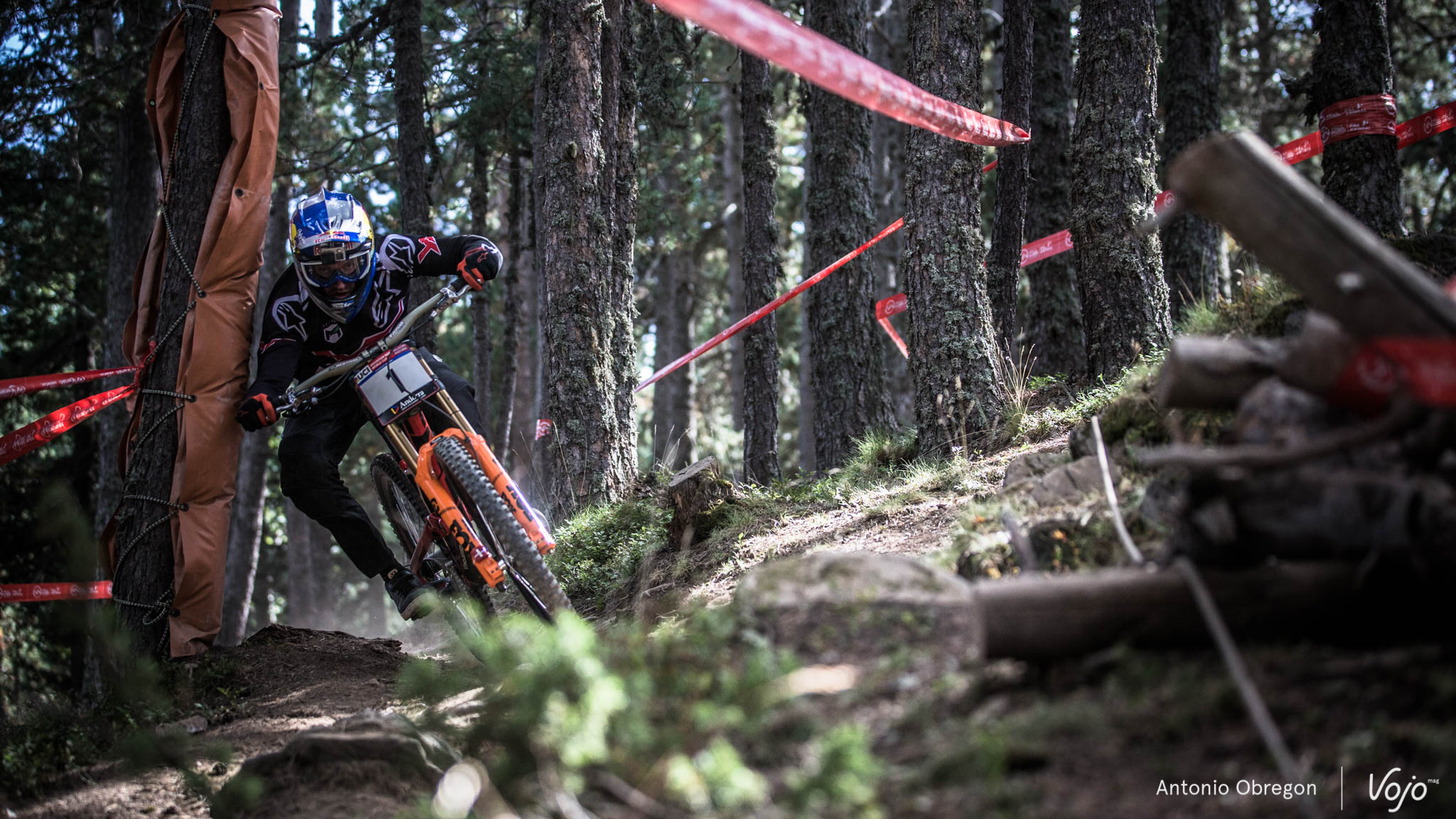 Grâce aux points engrangés avec sa 2e place aux qualifs, Aaron Gwin devait juste terminer la course pour être assuré de remporter le général de la coupe du monde. C’est ce qu’il a fait avec un run tout en douceur et une 55e place. C’est le 4e titre pour l’américain qui court par contre toujours derrière le maillot arc-en-ciel. La semaine prochaine, peut-être ?