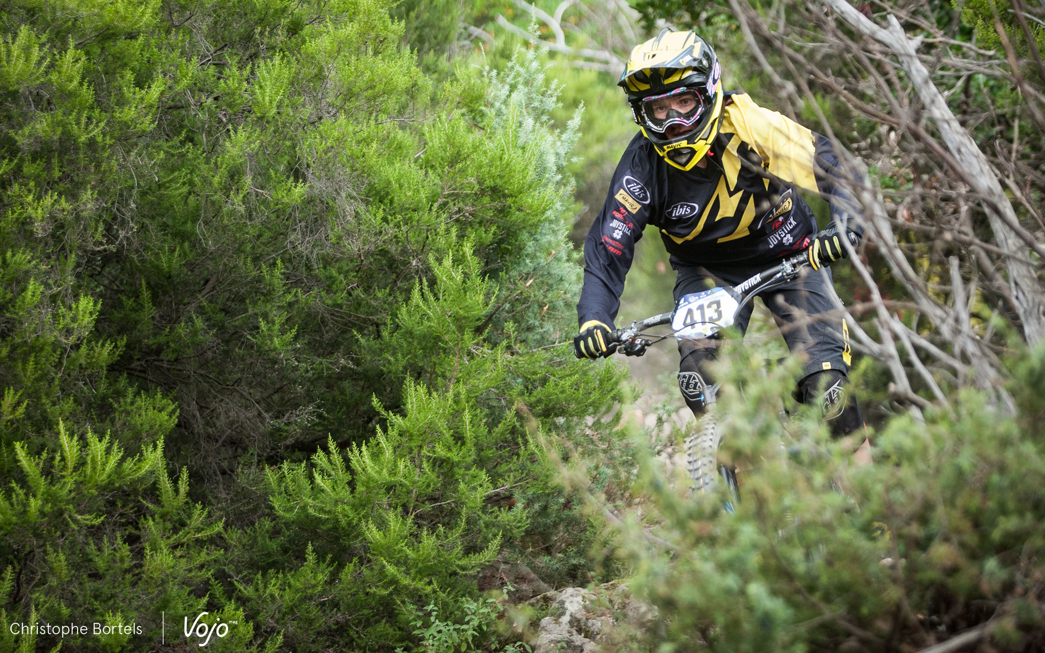 On commence par le départ d’une grande dame. Anne-Caroline Chausson, véritable légende du VTT, participait ce week-end à sa dernière épreuve internationale. Après avoir vaincu la maladie, elle a tiré sa révérence de superbe manière en prouvant qu’elle était encore l’une des meilleures pilotes au monde. Elle pointait en effet à la 3e place du classement après la première journée mais n’a pas pris part à la suite de la compétion. Ciao ACC !