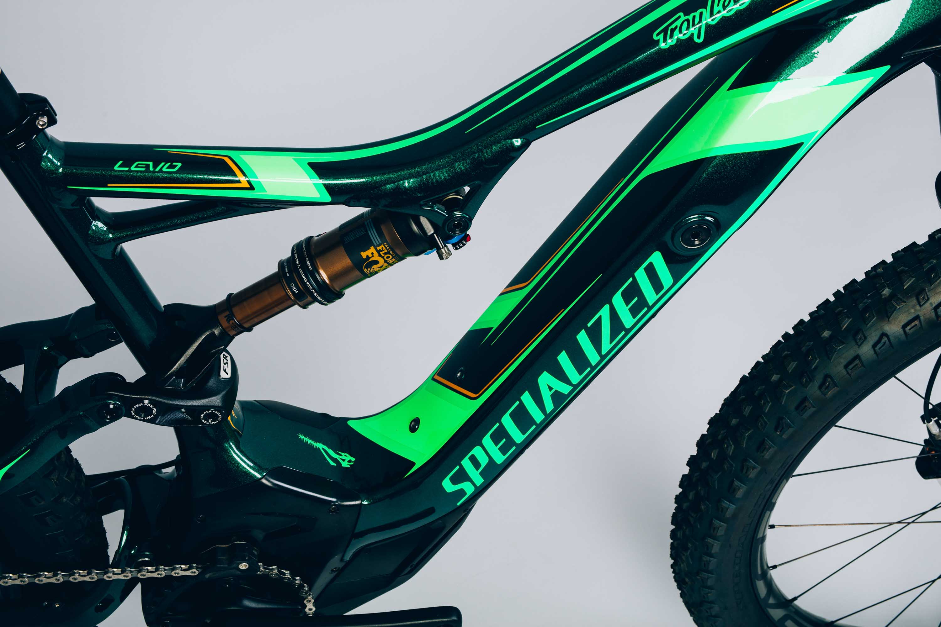 Un Specialized Turbo Levo spécial Troy Lee Designs Vojo Magazine