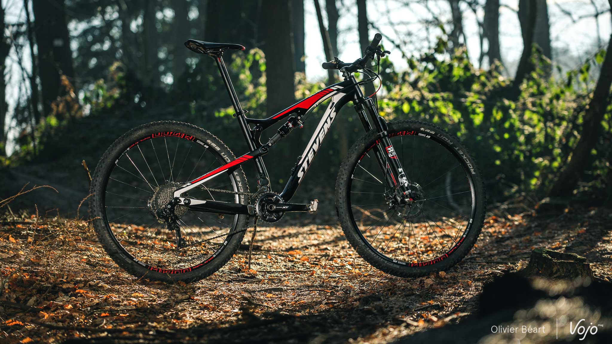 Le Stevens Jura Carbon ES Di2, équipé du groupe Shimano XT DI2 électronique, tel que testé par Vojomag.com