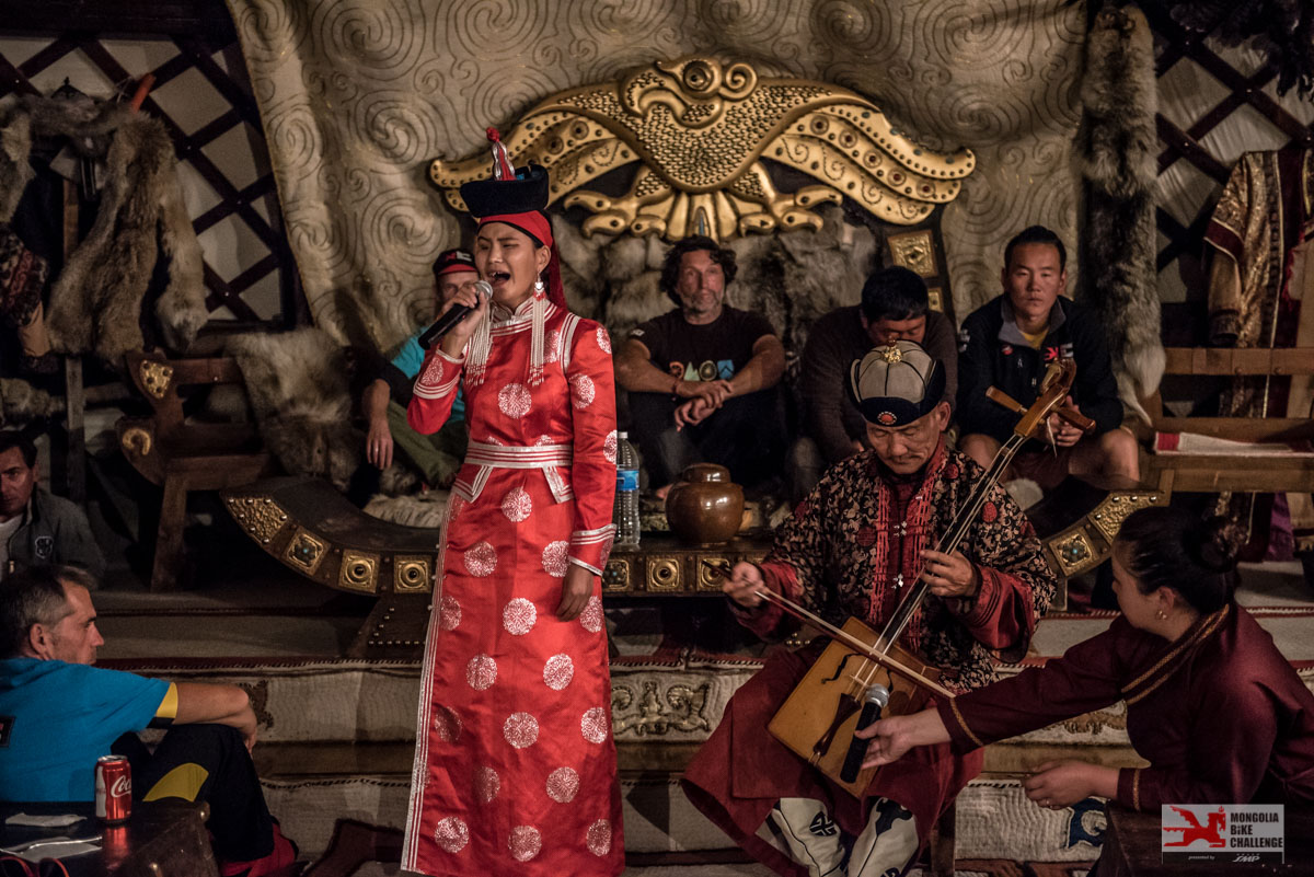 Du chant traditionnel © Mongolia Bike Challenge