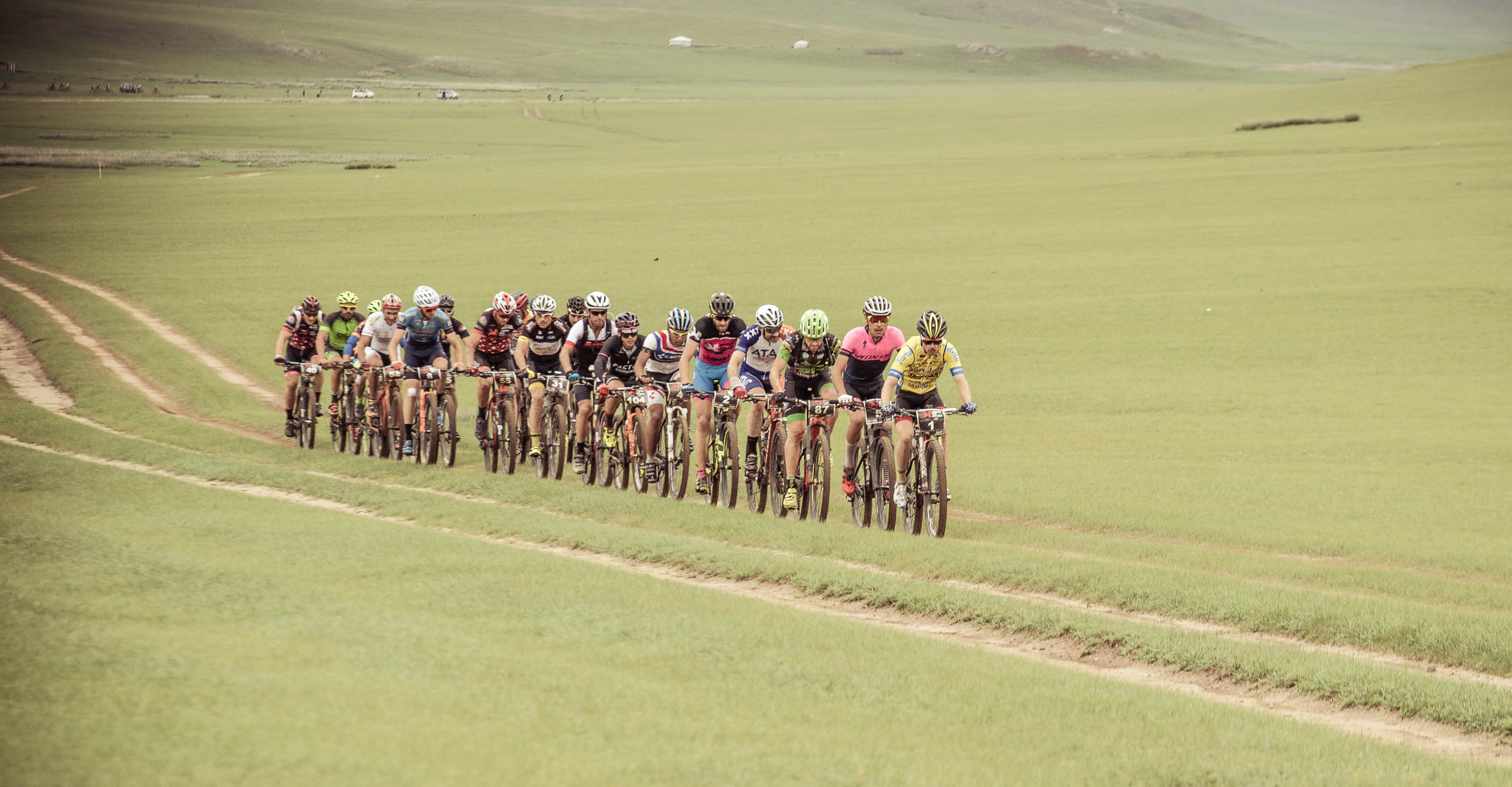 Le peloton est étiré © Christian & Johan Carl Brandt