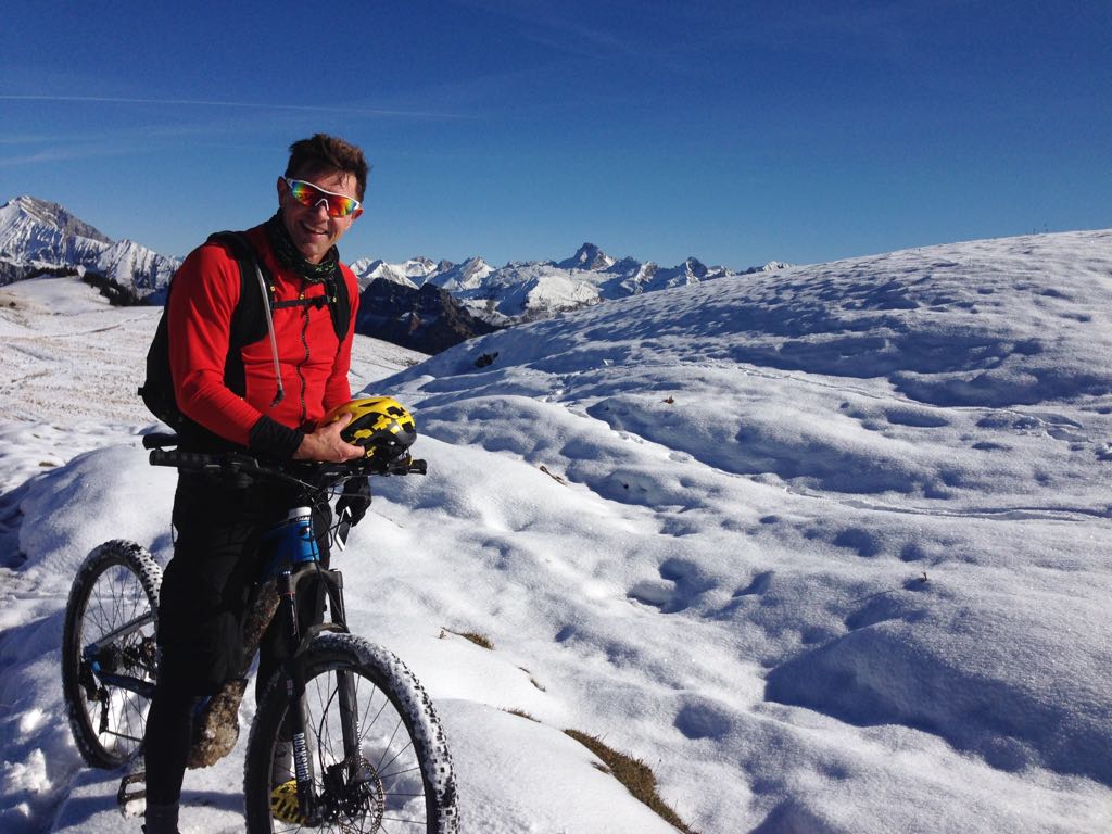 En attendant mi-juin, Alexis Bongard met ses roues dans la neige pour préparer l’Alps Bike festival 2018.