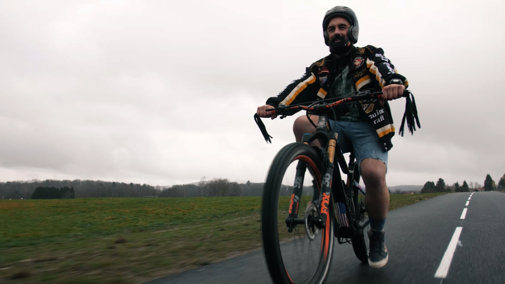 Jacki Dani fait du tuning sur son vélo