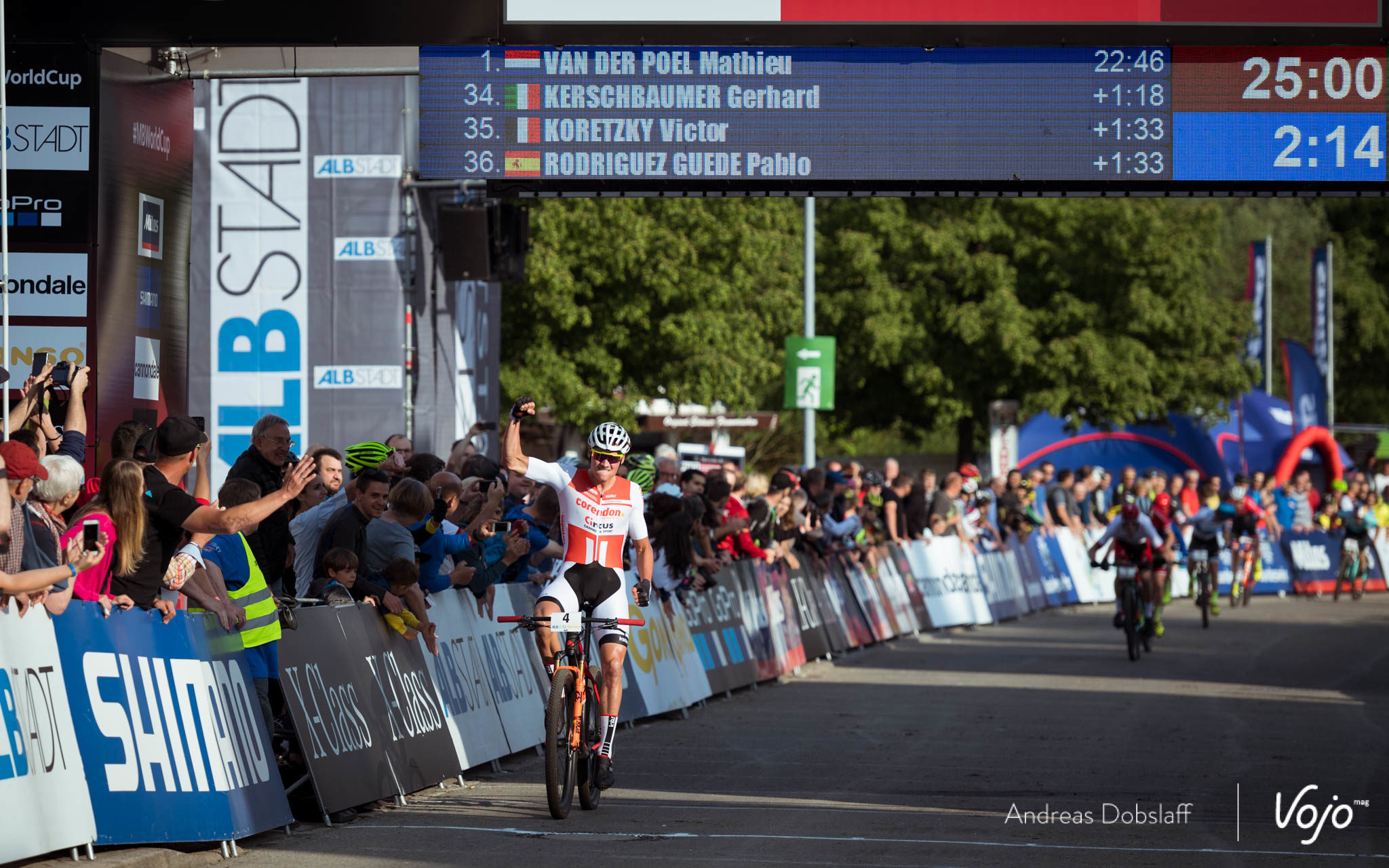 Van der Poel gagne la première coupe du monde XCC à Albstadt, Nino Schurter DNF!