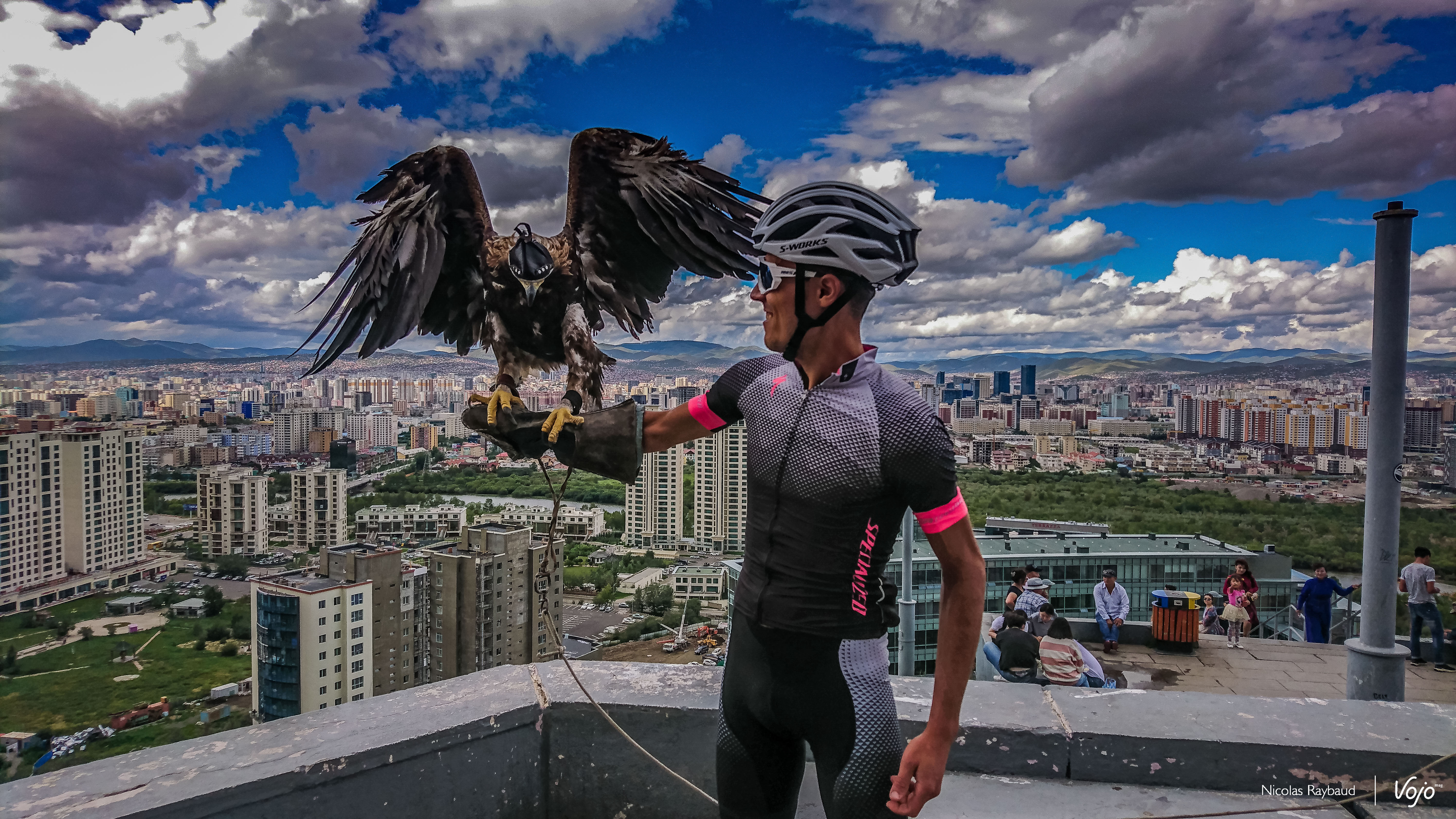Nicolas Raybaud au sommet de la ville de Oulan Bator avec un aigle