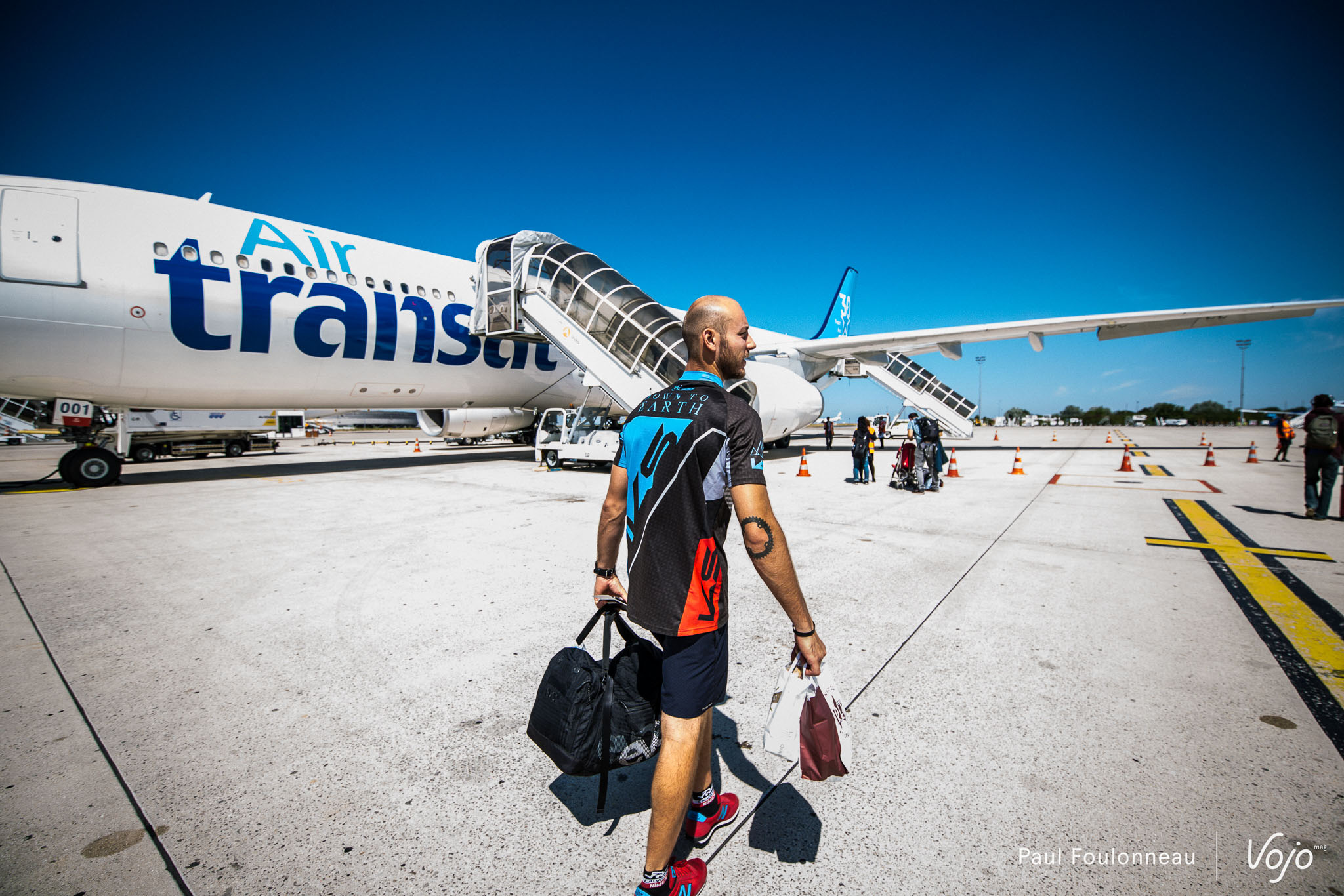 Nous embarquons sous un soleil de plomb à Roissy, Flo a tout prévu, il est déjà en maillot technique.