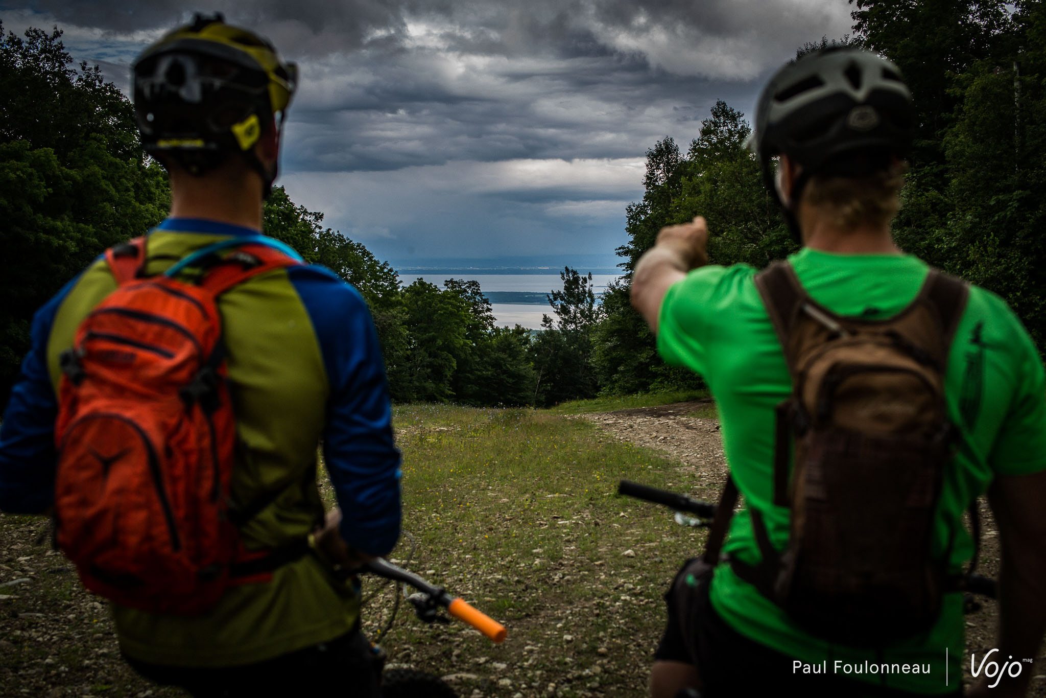 Le Mont Sainte-Anne court directement vers le fleuve Saint-Laurent, en face, on aperçoit l’île d’Orléans.