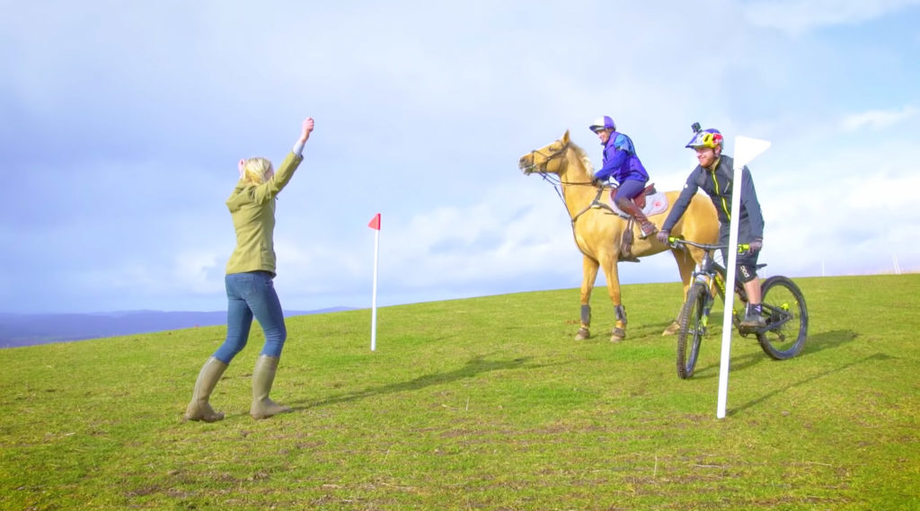 Danny Macaskill face à un cheval !