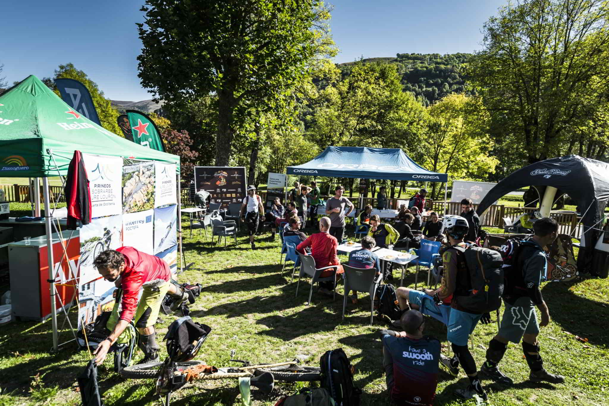 La chill zone a été plutôt bien appréciée, surtout avec la superbe météo. Photo : Juanjo Otazu – Indomit Visuals